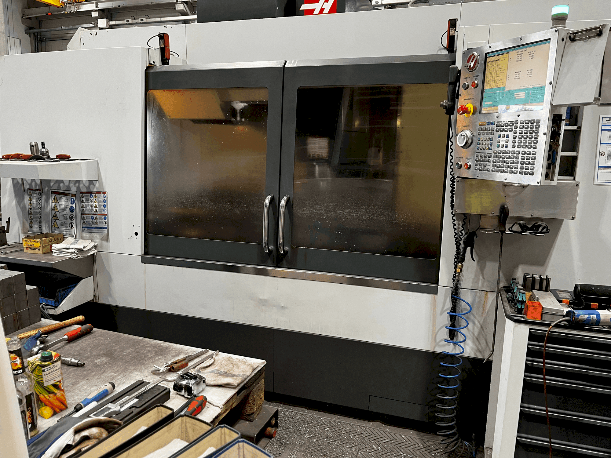 Вид станка HAAS VM-6 спереди