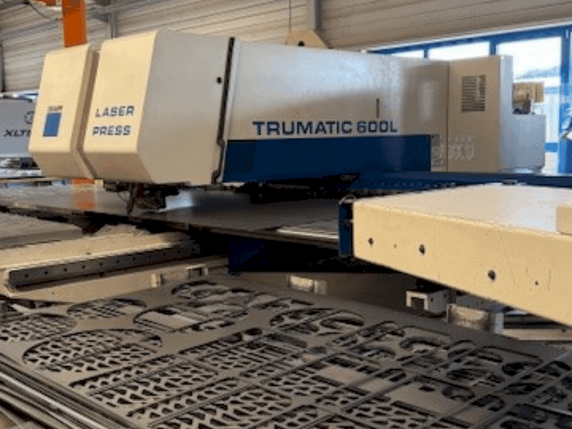 Вид станка TRUMPF Trumatic 600L спереди