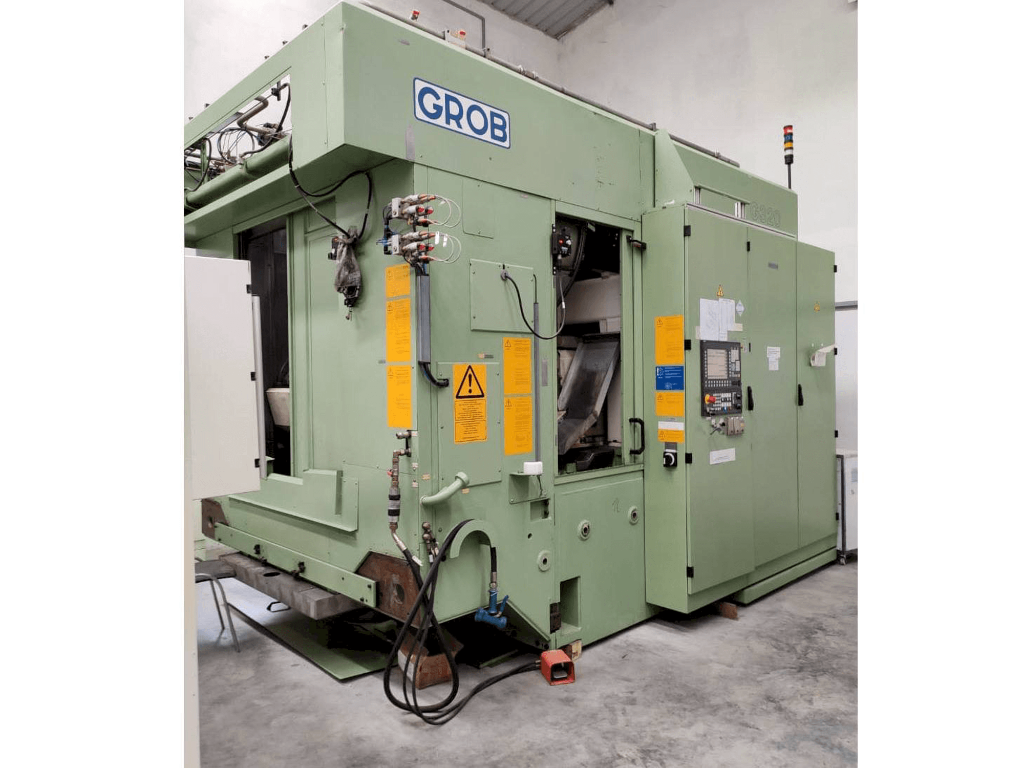 Вид станка GROB G320 спереди