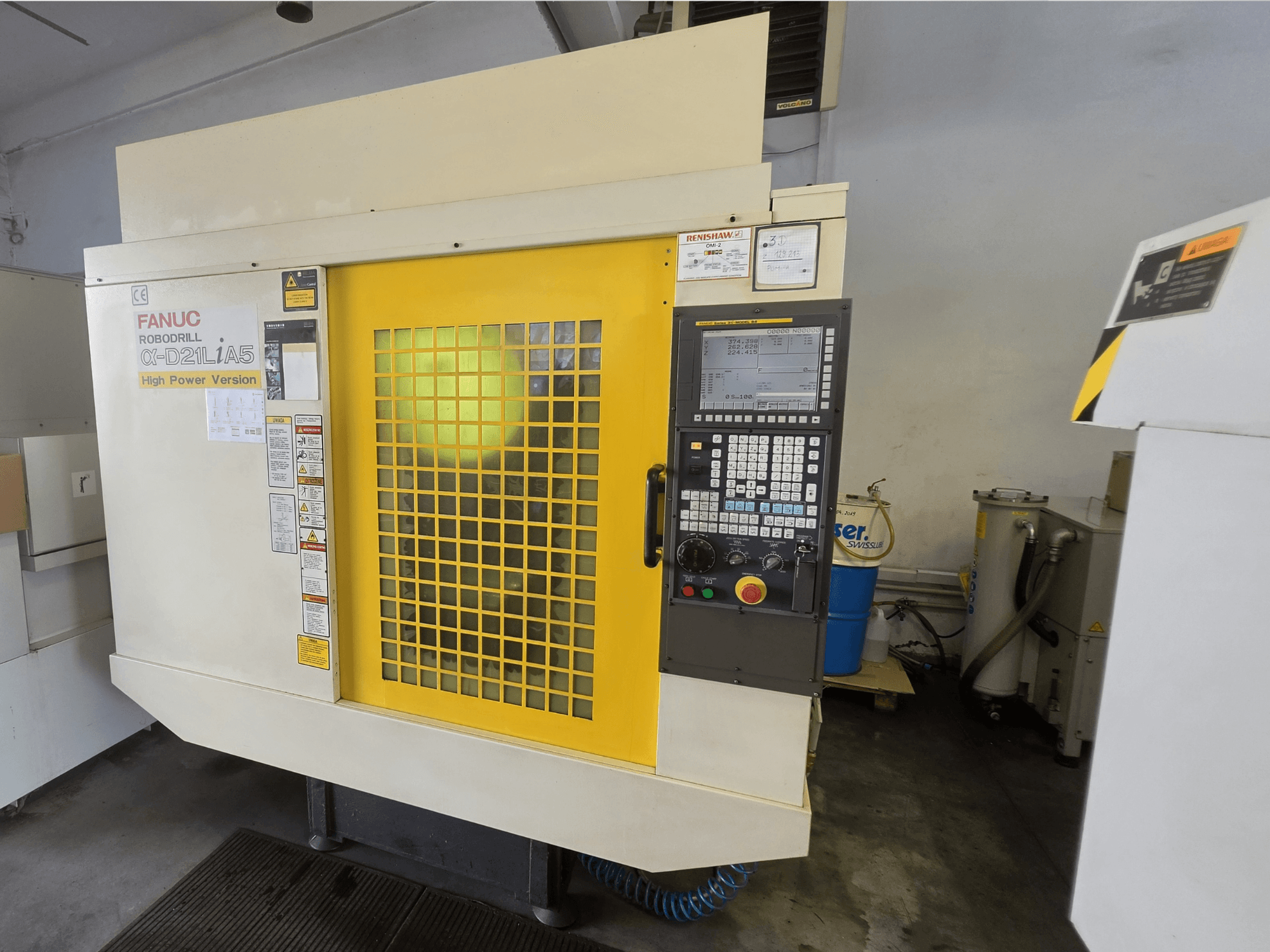 Вертикальный обрабатывающий центр FANUC ROBODRILL alpha-D21LiA5, вид спереди, с желтой защитной дверцей и панелью управления.