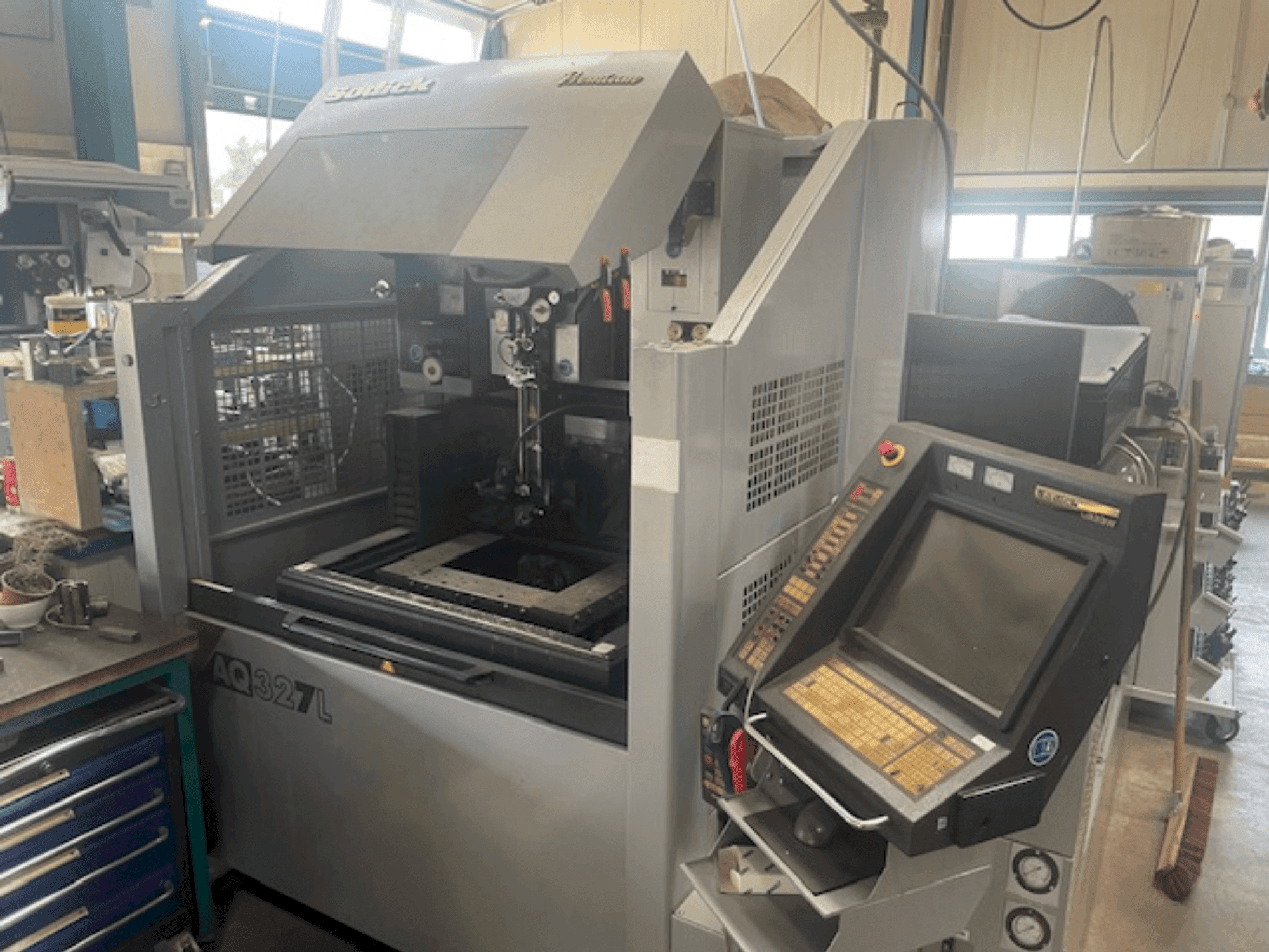 Вид станка Sodick AQ327l спереди