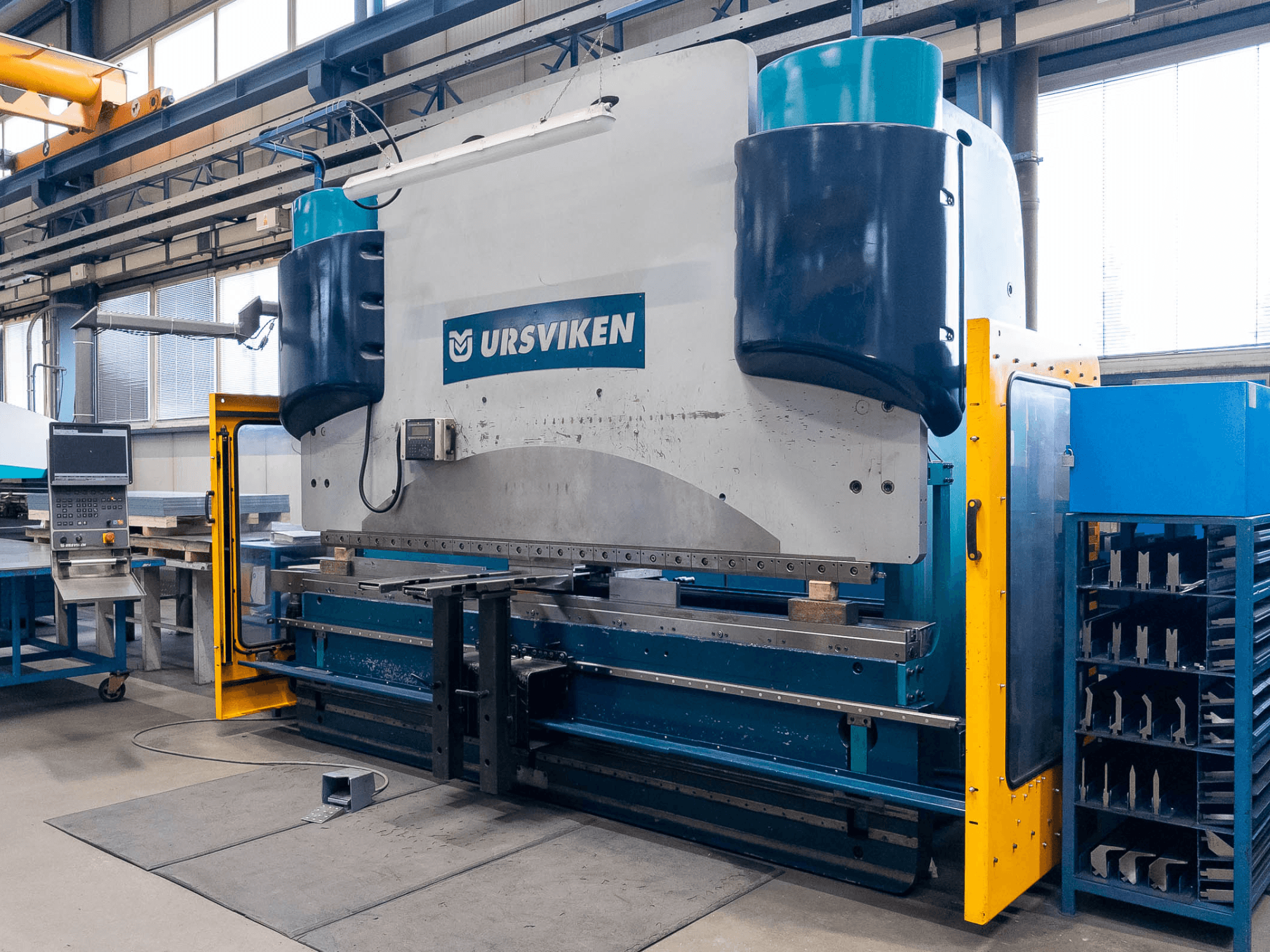 Листогибочный пресс Ursviken Optiflex 130 3.1M на производстве, вид спереди и панель управления.