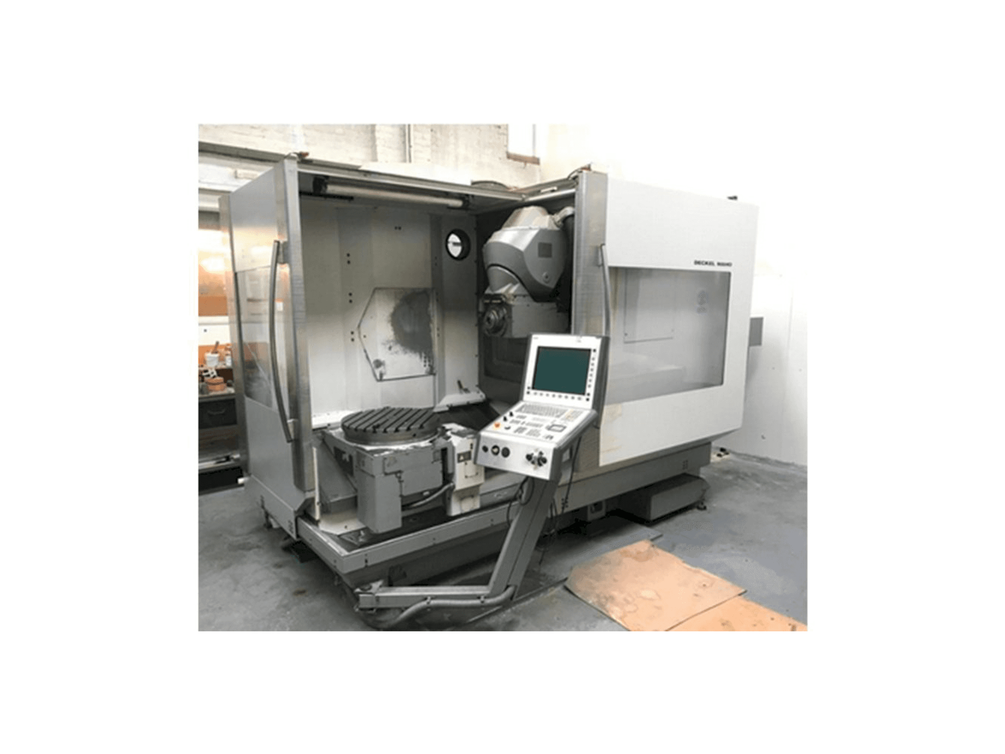 Вид станка DECKEL MAHO DMU 60P Hi-Dyn спереди