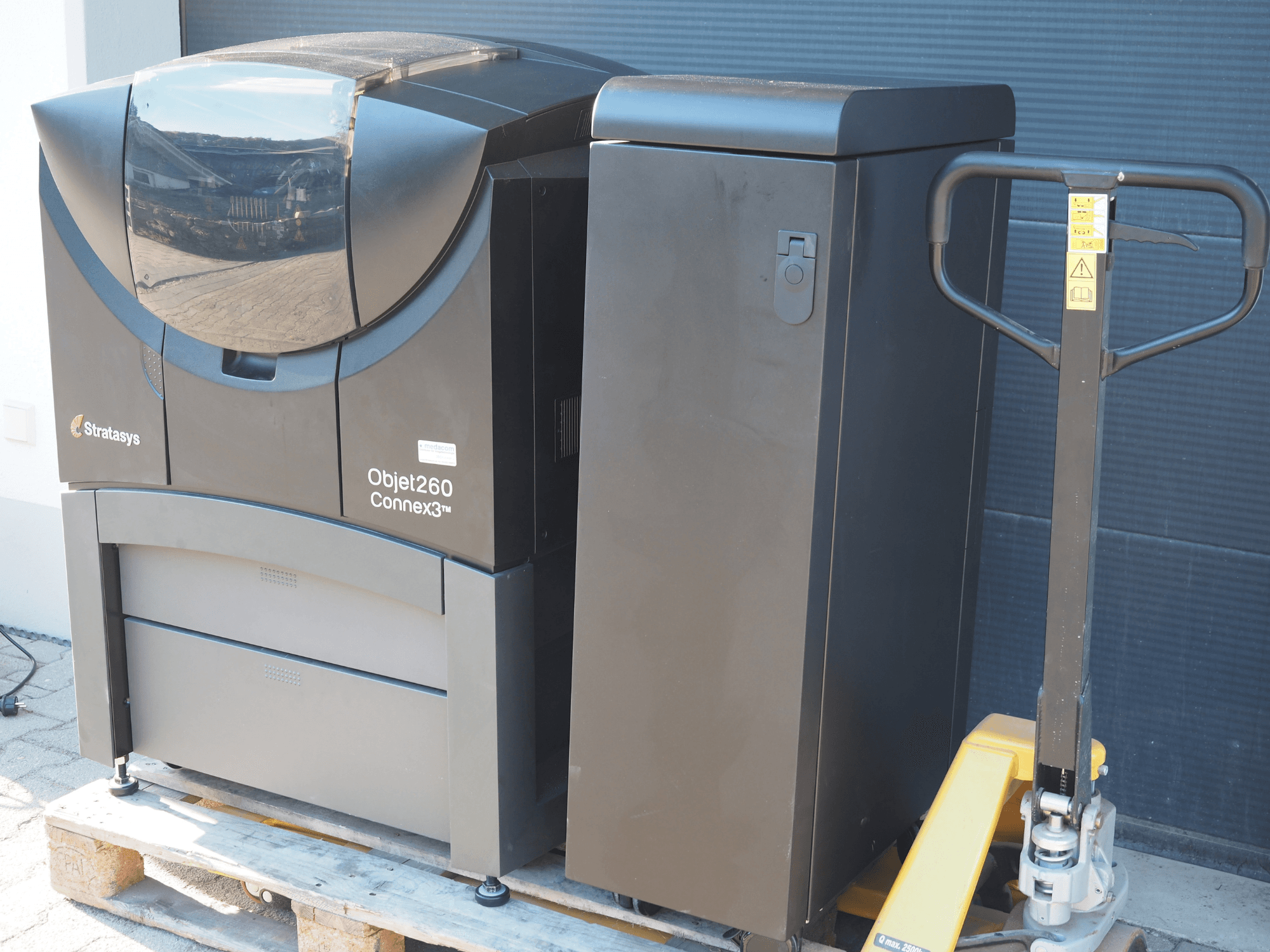 Пластиковый 3D-принтер Stratasys Objet260 Connex3, вид сбоку, отличается компактным дизайном с панелью управления и подключаемым бункером для материалов.