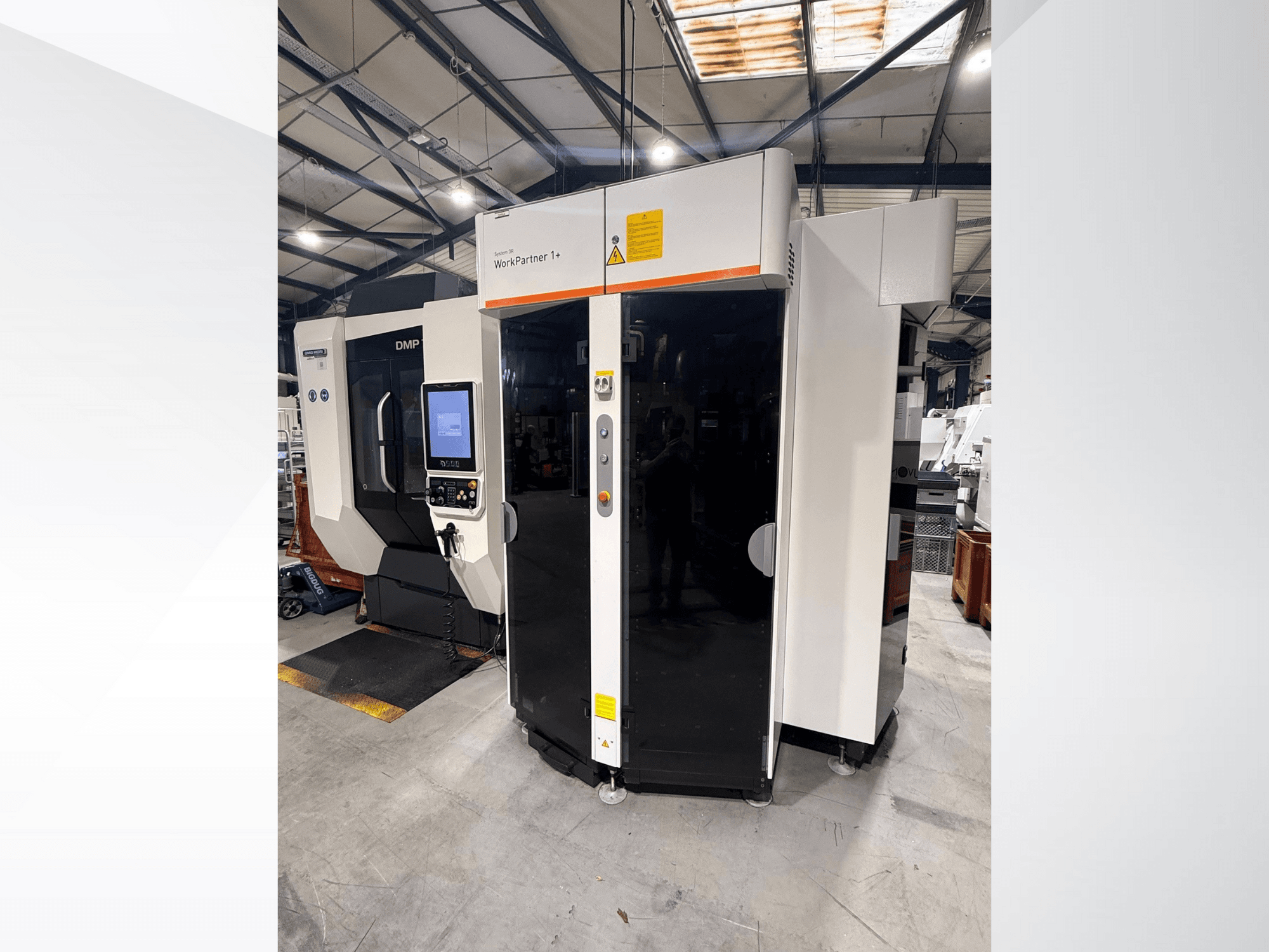 DMP WorkPartner 1+, вид спереди; панель с сенсорным экраном и индикаторы безопасности на производстве.