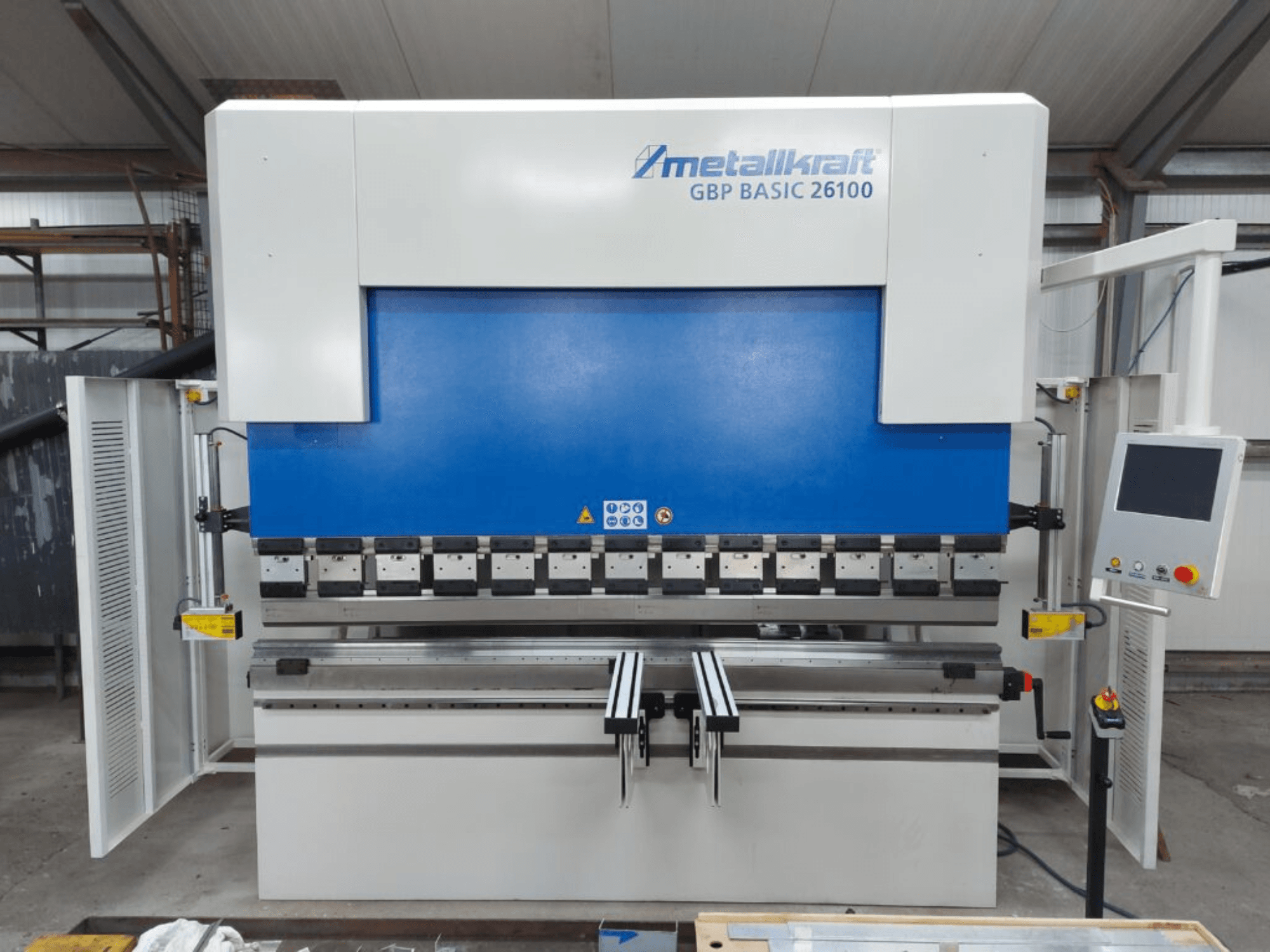 Вальцегибочный станок Metallkraft GBP BASIC 26100 спереди, демонстрирует панель управления и особенности зоны гибки.