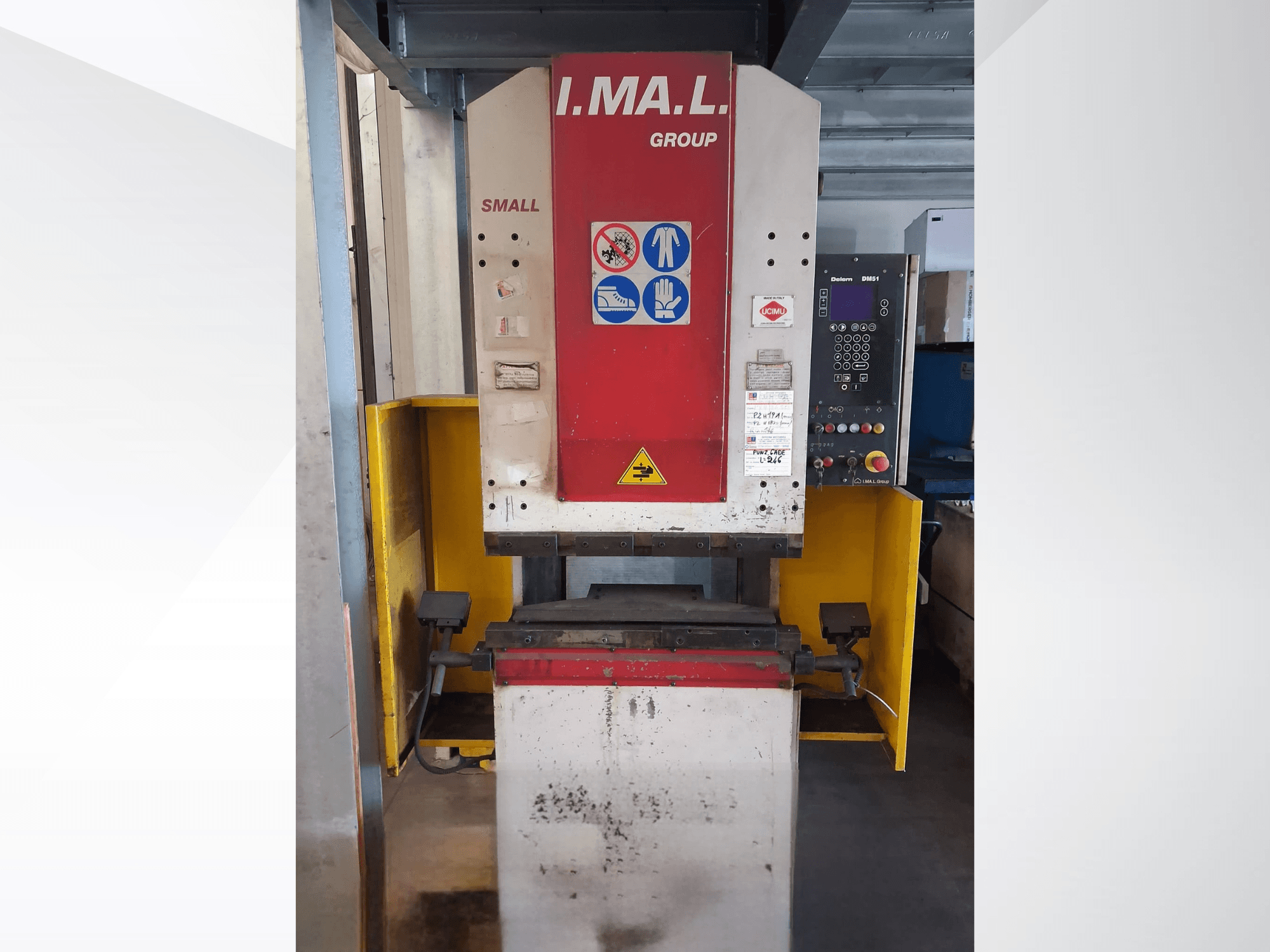 Вид спереди на гибочный пресс IMAL SMALL 835/25 с панелью управления, знаками безопасности и желтым защитным ограждением.