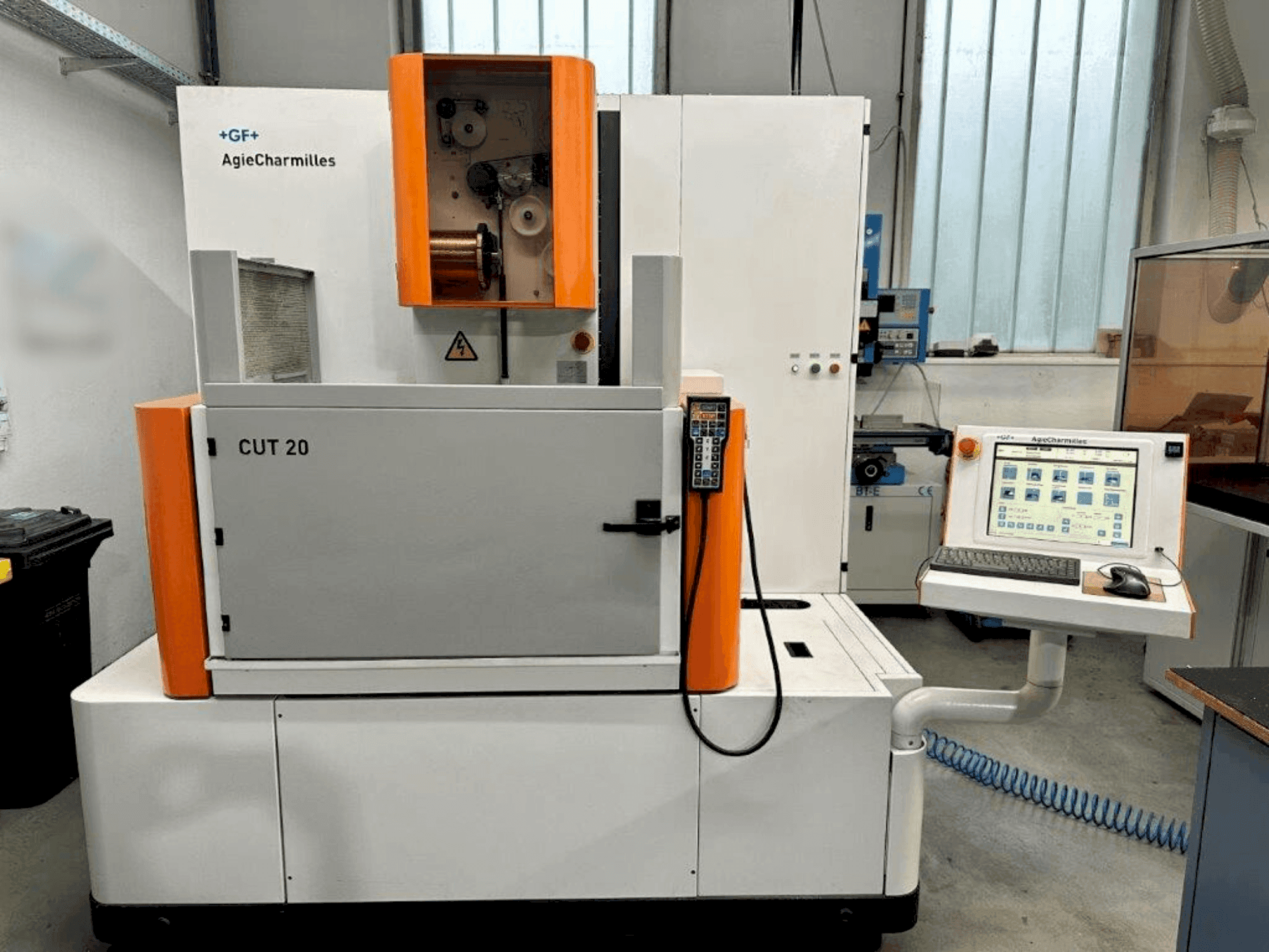 Вид станка AGIE CUT 20 спереди