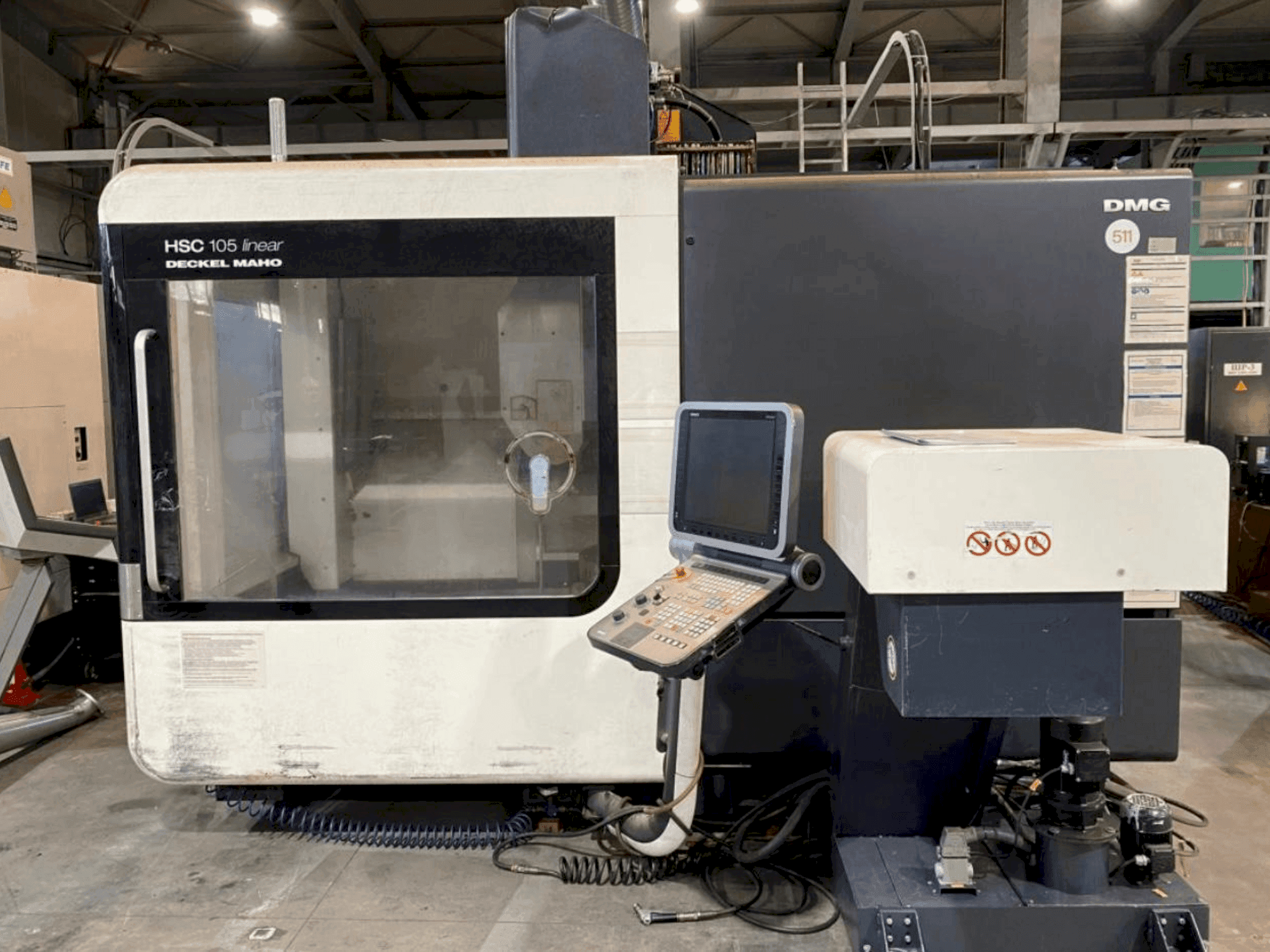 Вид станка DECKEL MAHO HSC 105 Linear спереди