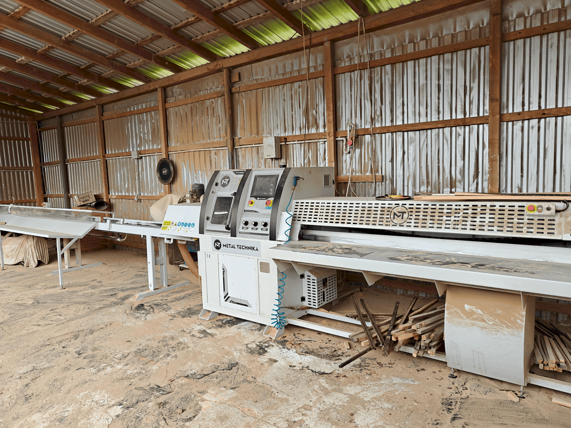 Вид станка METAL TECHNIKA OWD-1600 спереди