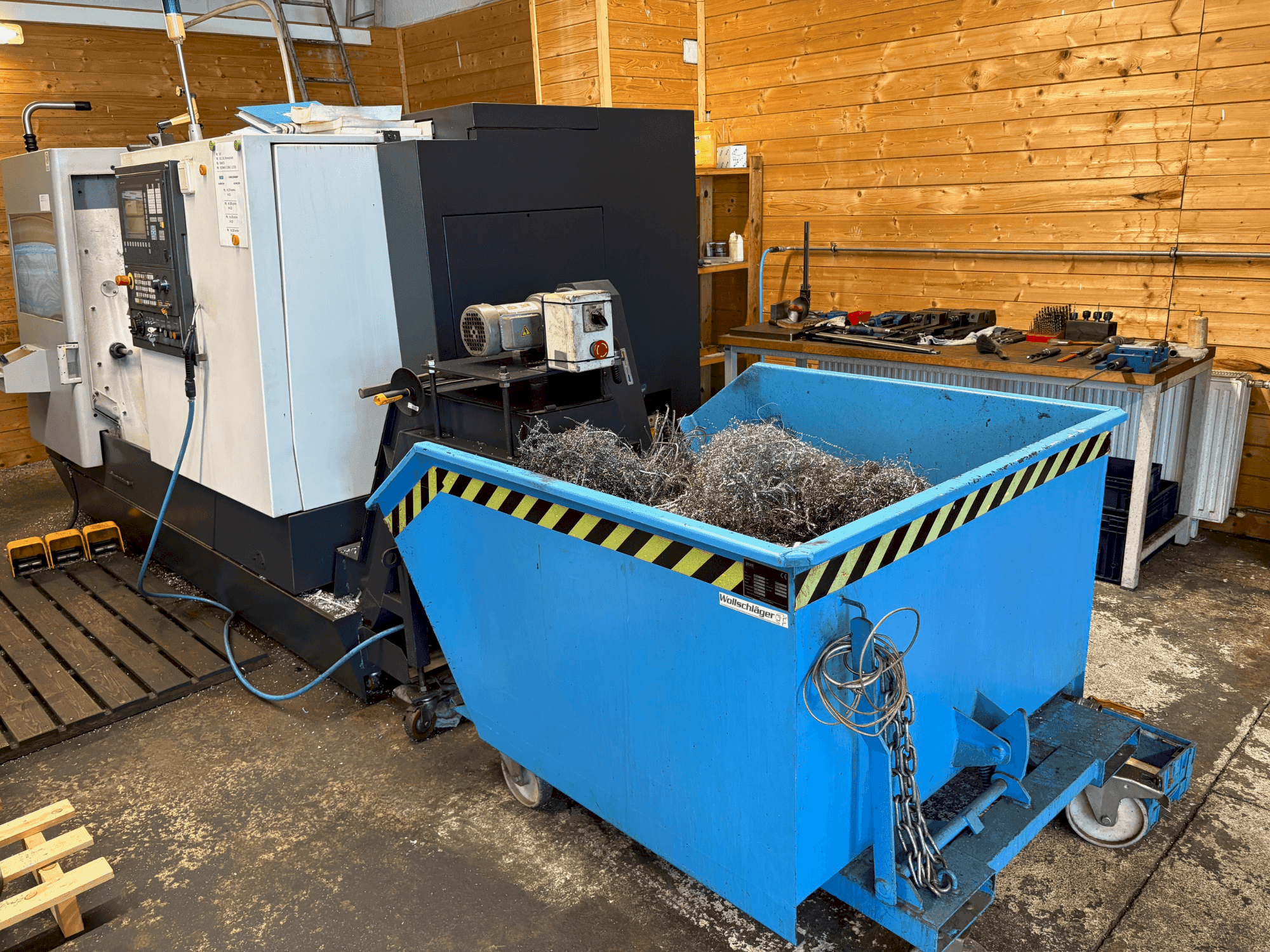 Вид станка HWACHEON Cutex 240 спереди