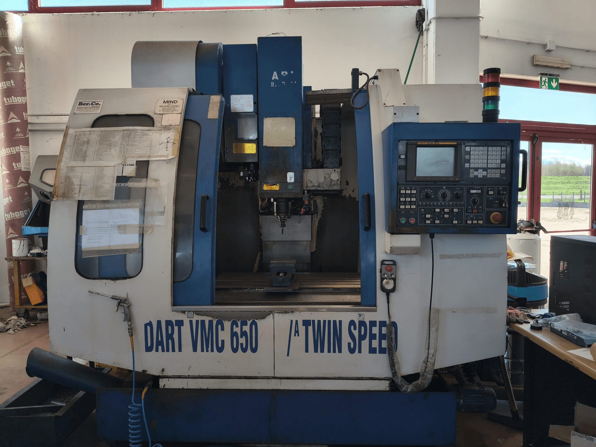 Вертикальный обрабатывающий центр DART VMC650 XL/A T.S, вид спереди, панель управления, держатель инструмента и детали управления.