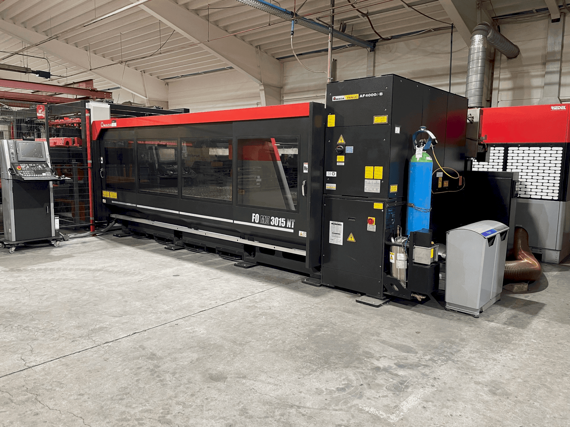 Вид станка AMADA FOM2 3015 NT спереди