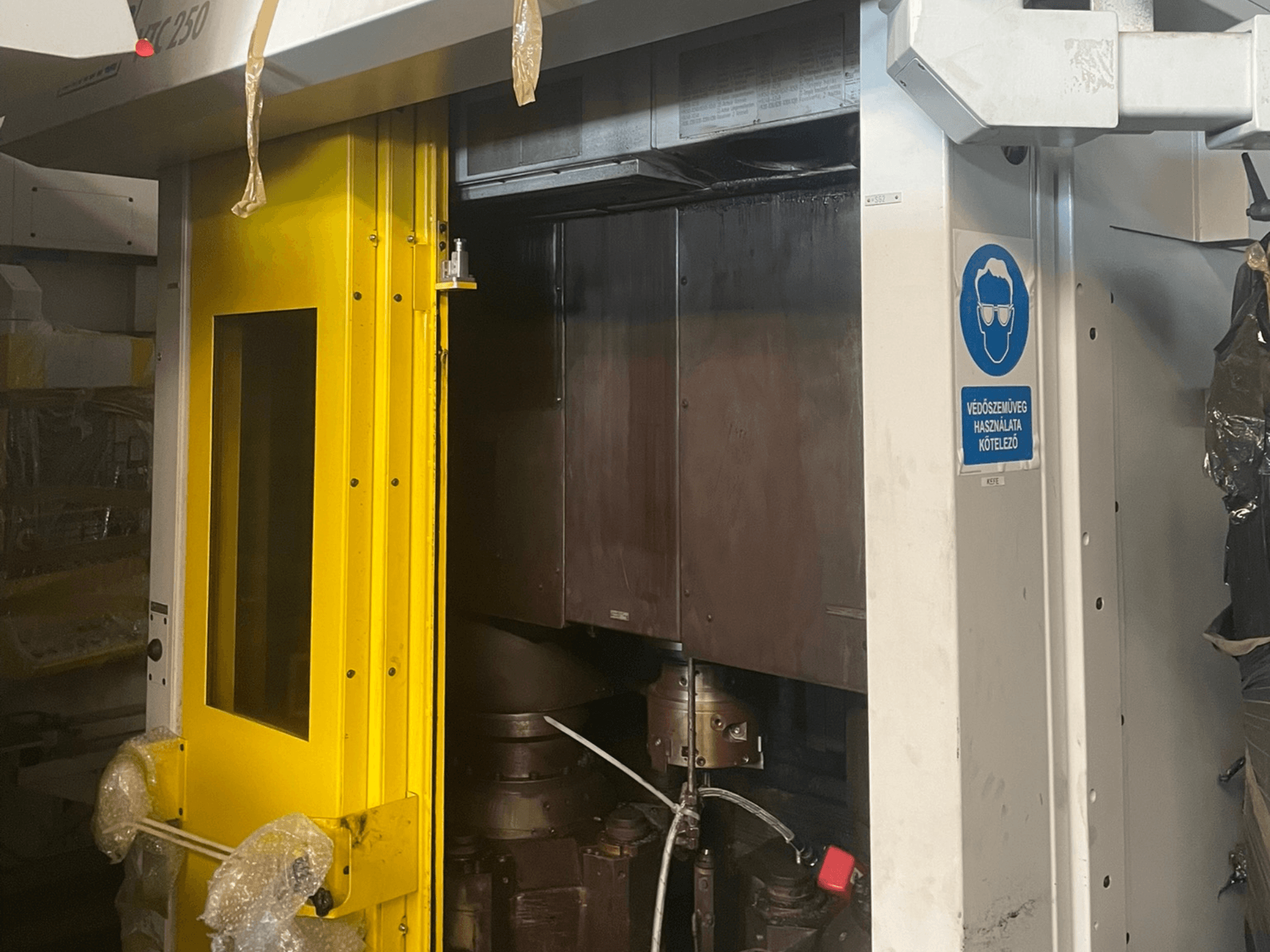 Желтая входная дверь станка со знаком безопасности, вид спереди промышленного станка модели Z250 с указанием внутренних компонентов.