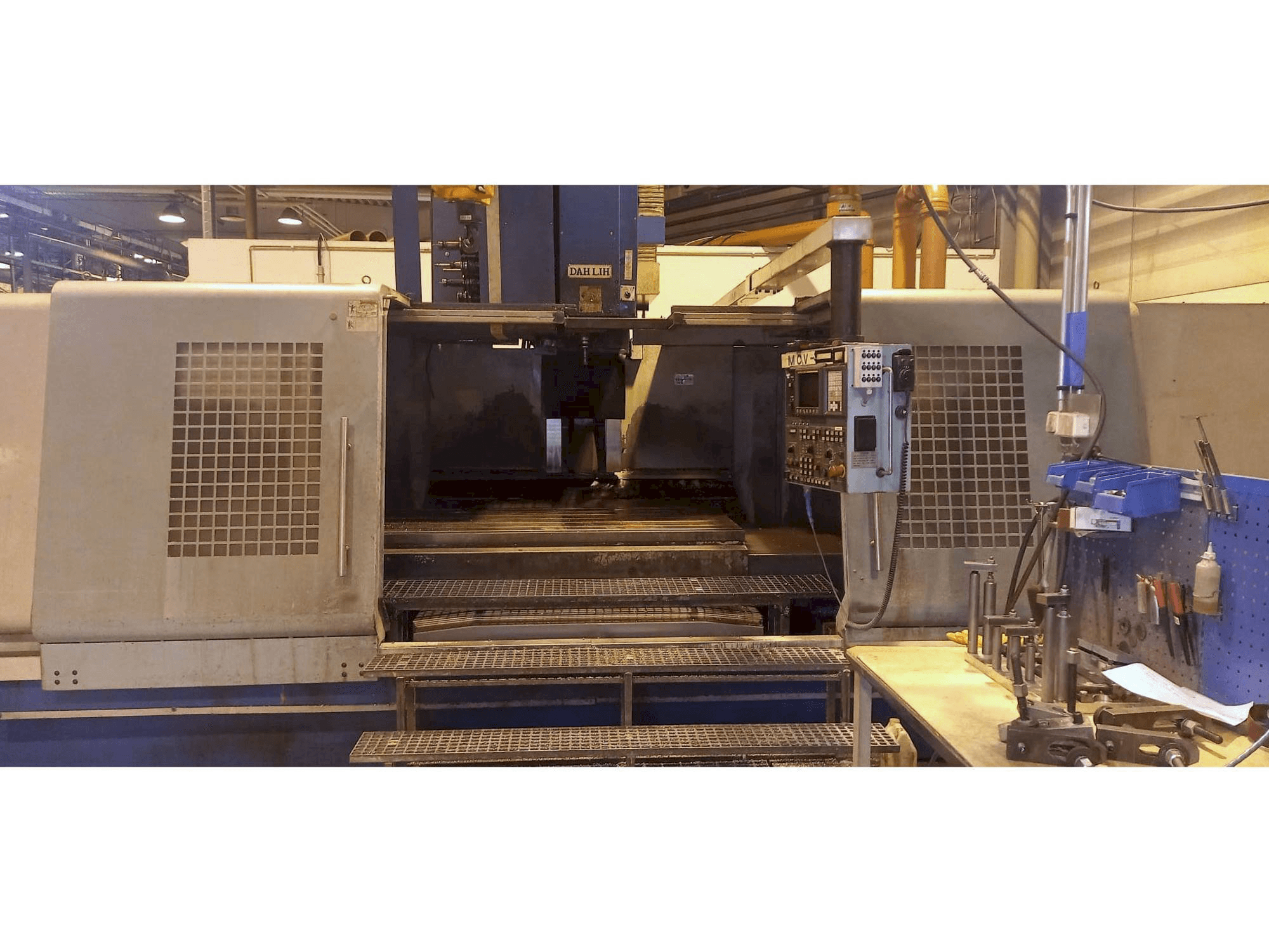 Вид станка DAH LIH MCV 2600 спереди