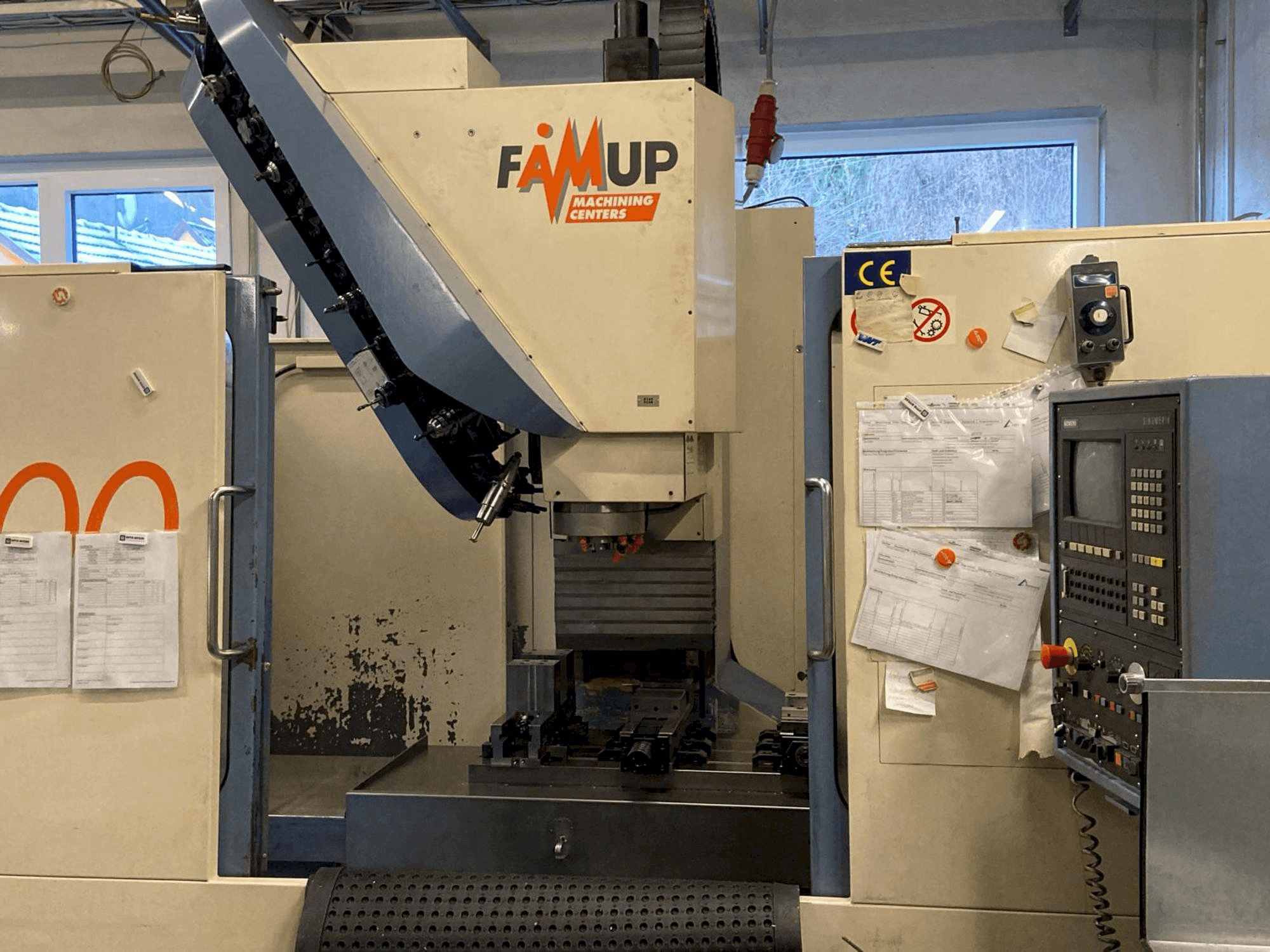 Вид станка FAMUP MCX1000 спереди