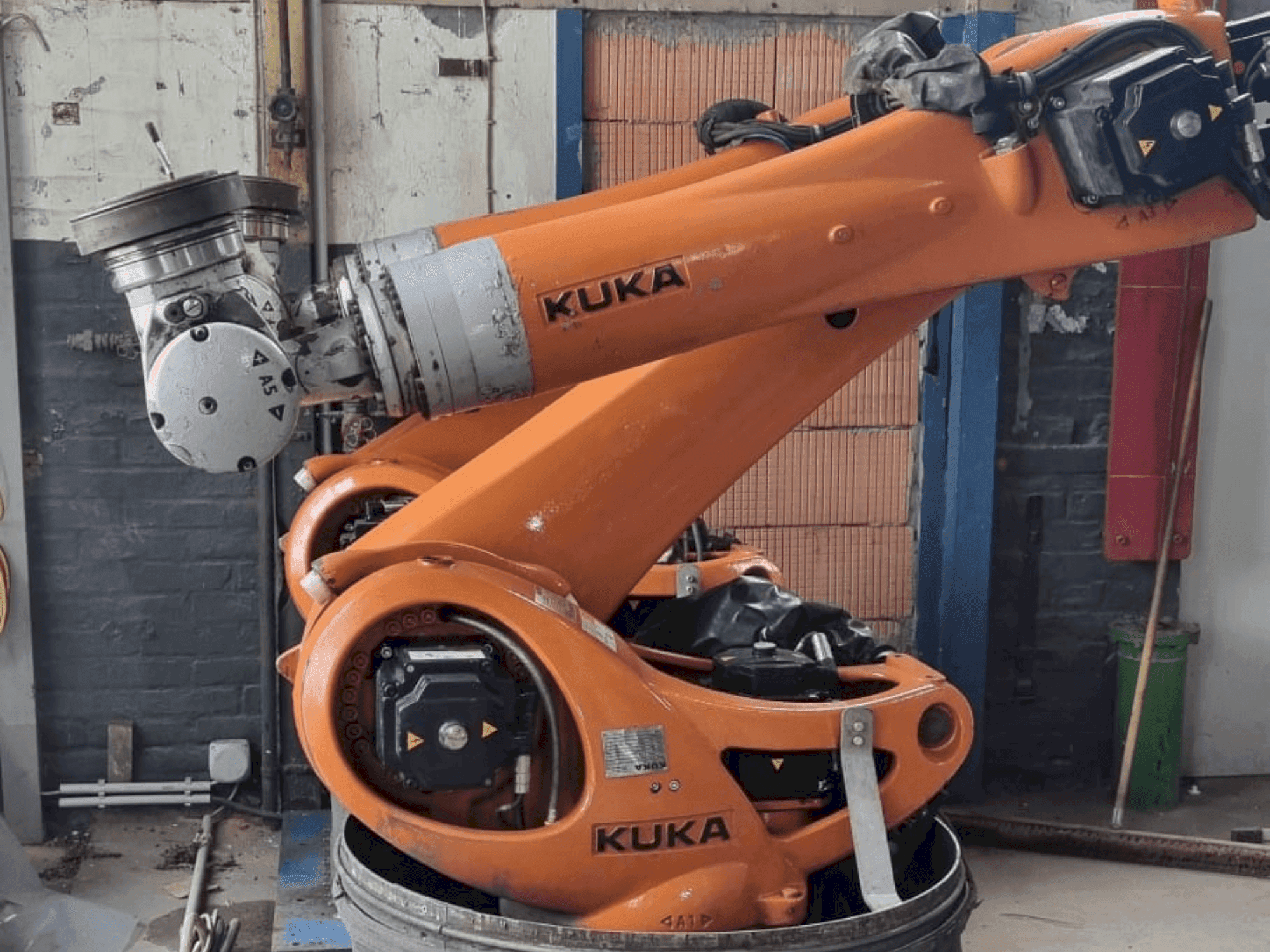 Вид станка KUKA KR 90 R3100 extra C-F-HP спереди