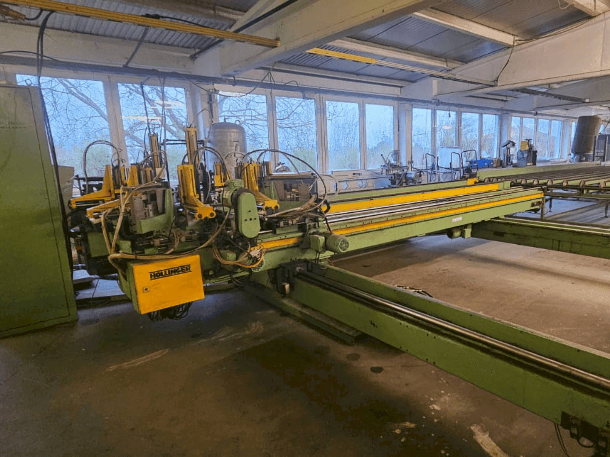 Вид станка HOLLINGER MSE-II-EP-SB-300-450 спереди