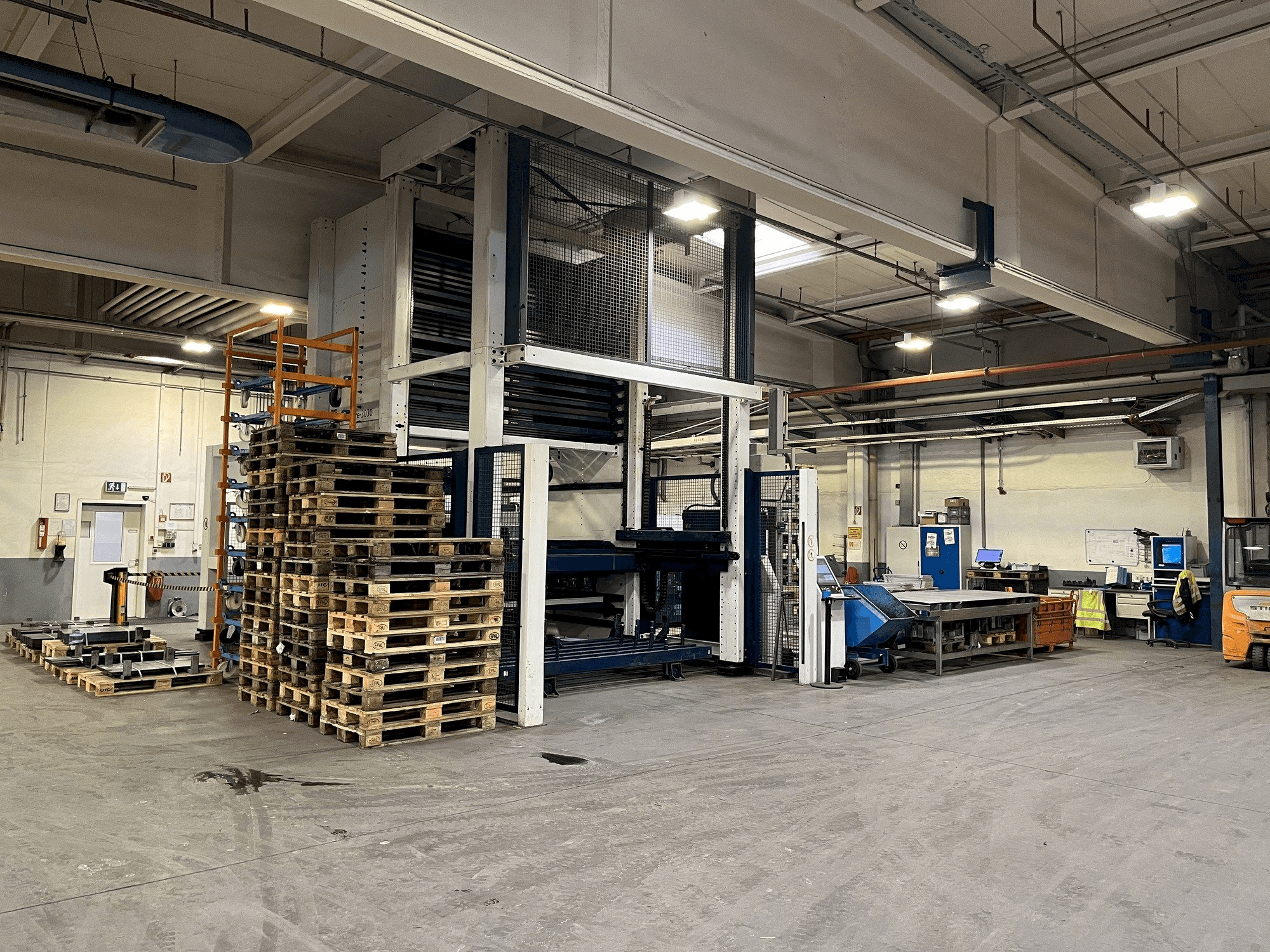 Вид станка TRUMPF TruLaser 3030 L20 / Tru Store 3030 спереди