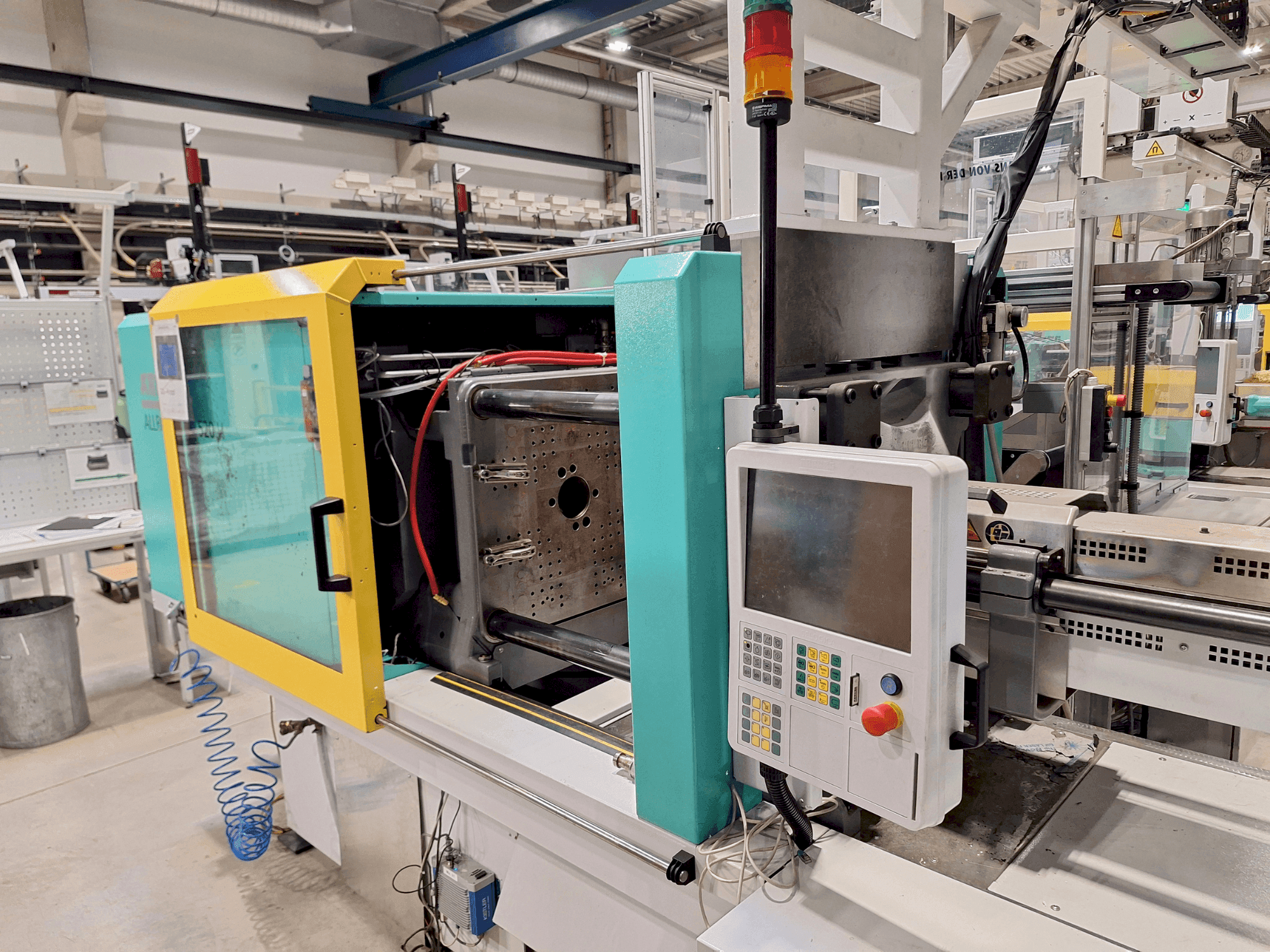 Вид станка Arburg 520 H спереди