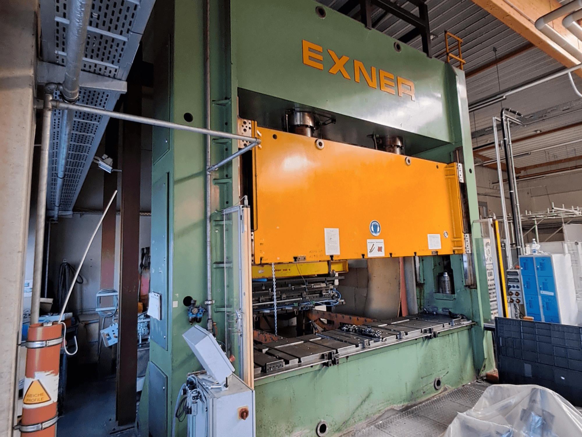 Гидравлический пресс EXNER EX SBR 200 в виде сбоку, с оранжевой прижимной плитой и хорошо заметной панелью управления.
