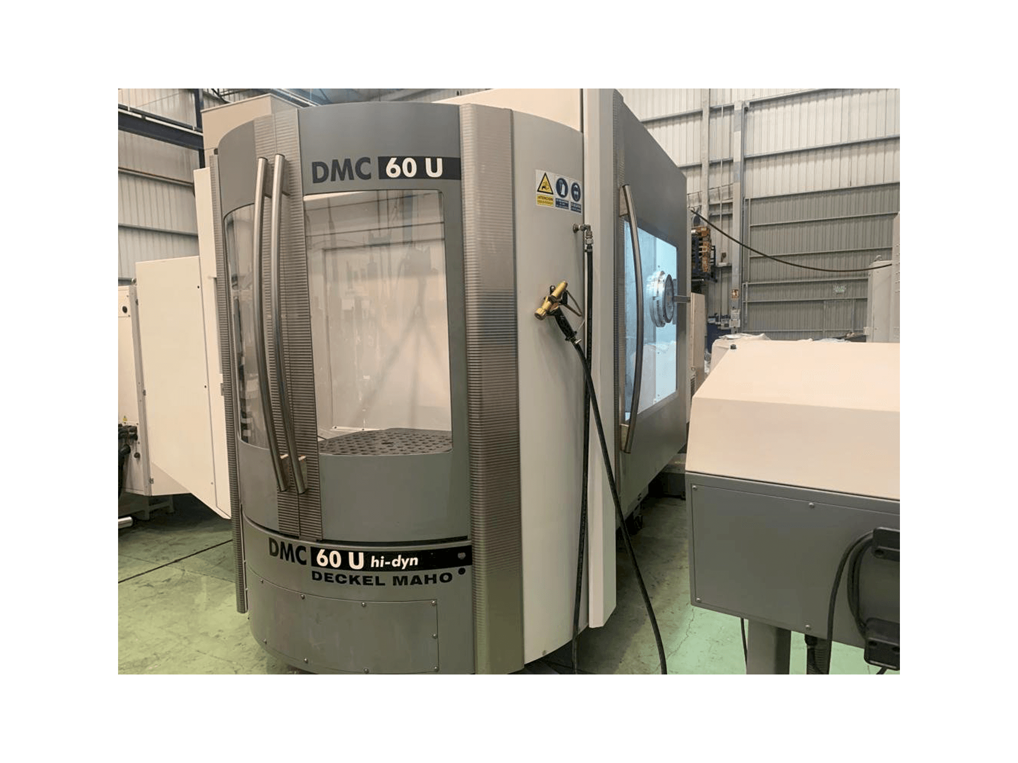 Вид станка DECKEL DMC 60 U hi-dyn спереди