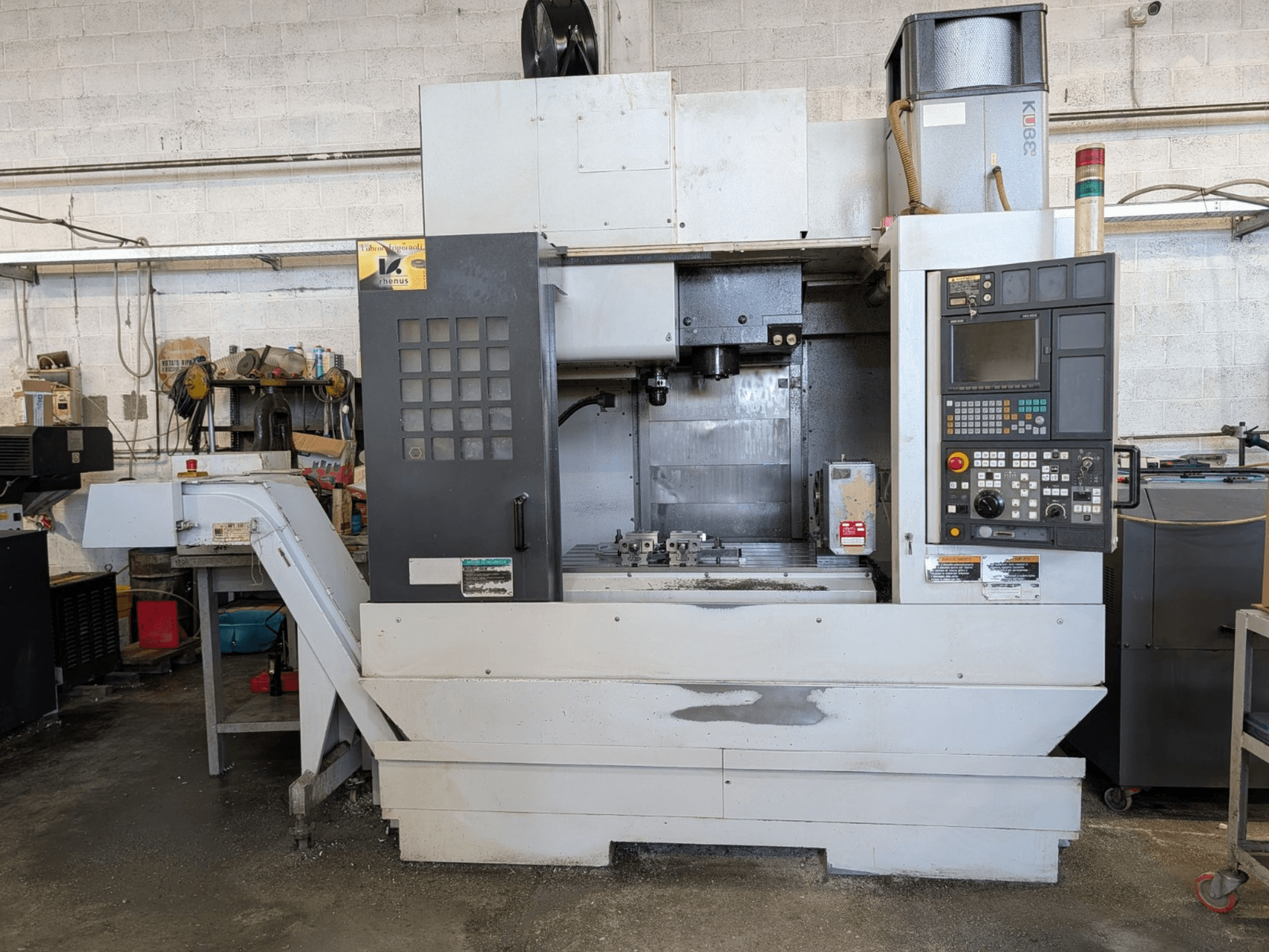 Вид спереди вертикального обрабатывающего центра MORI SEIKI NV-5000α1/40 с панелью управления и рабочей зоной.