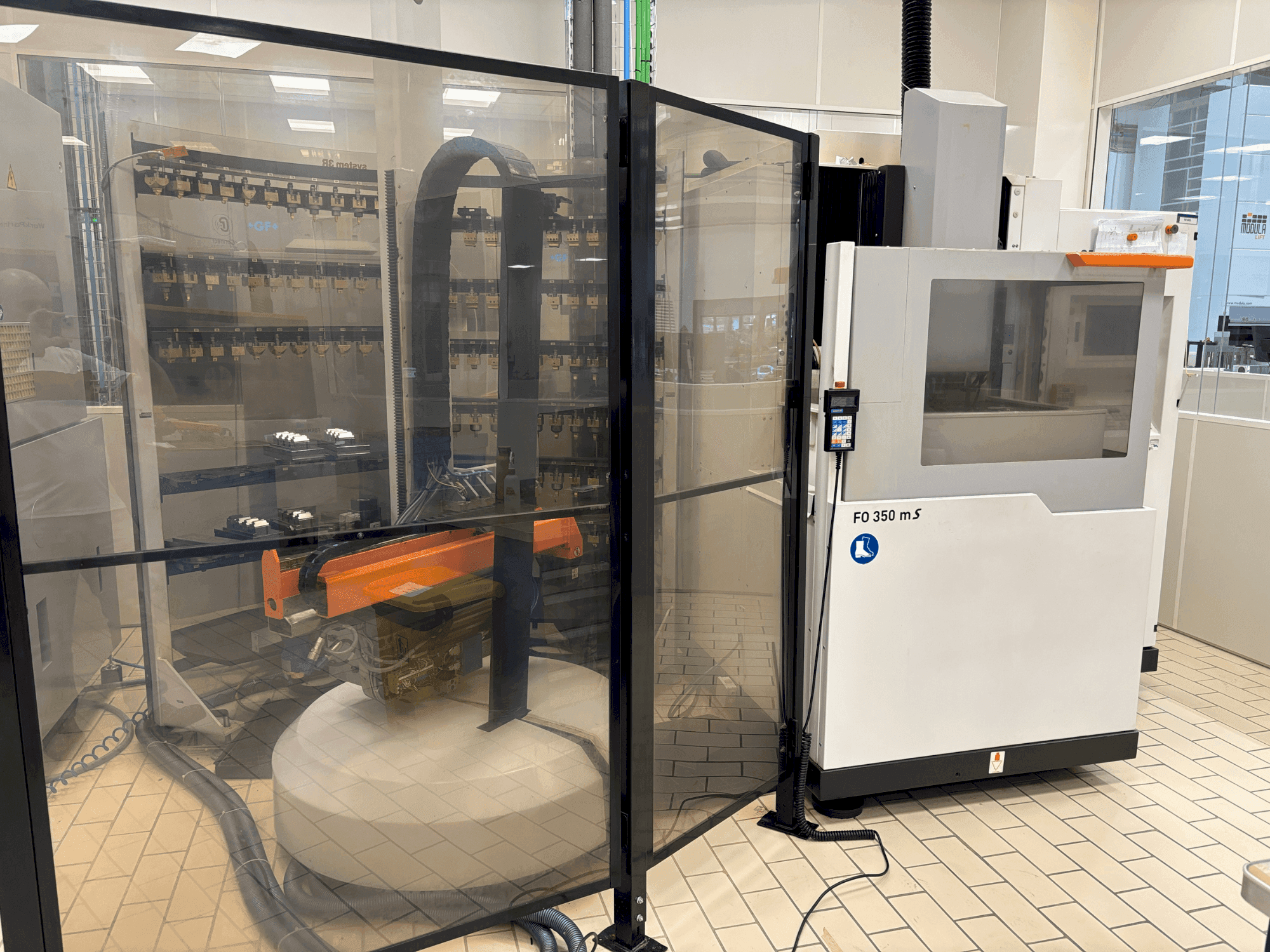 Вид станка CHARMILLES ROBOFORM 350 спереди