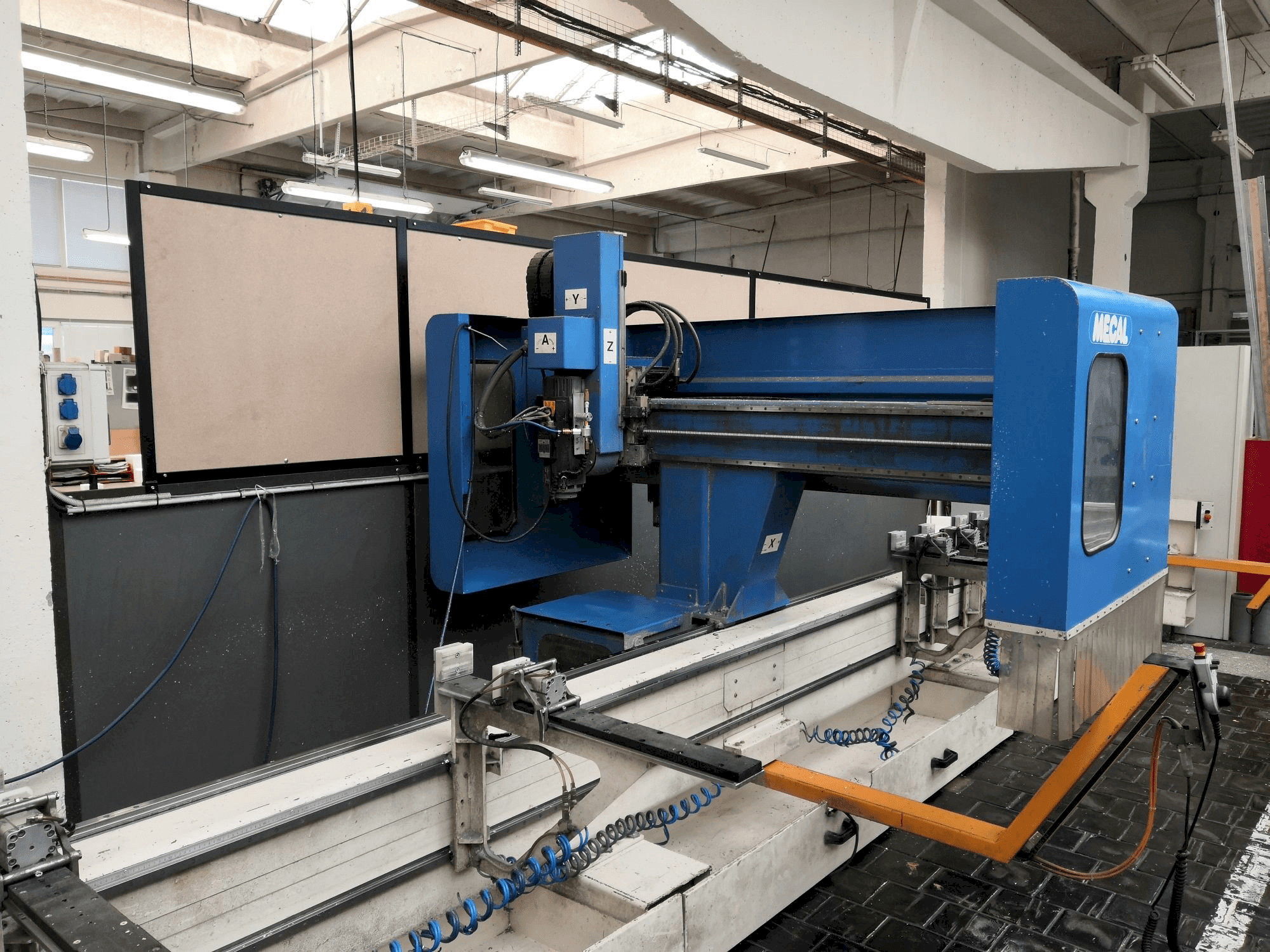 Вид станка MECAL MC 304 Pioneer 3 спереди