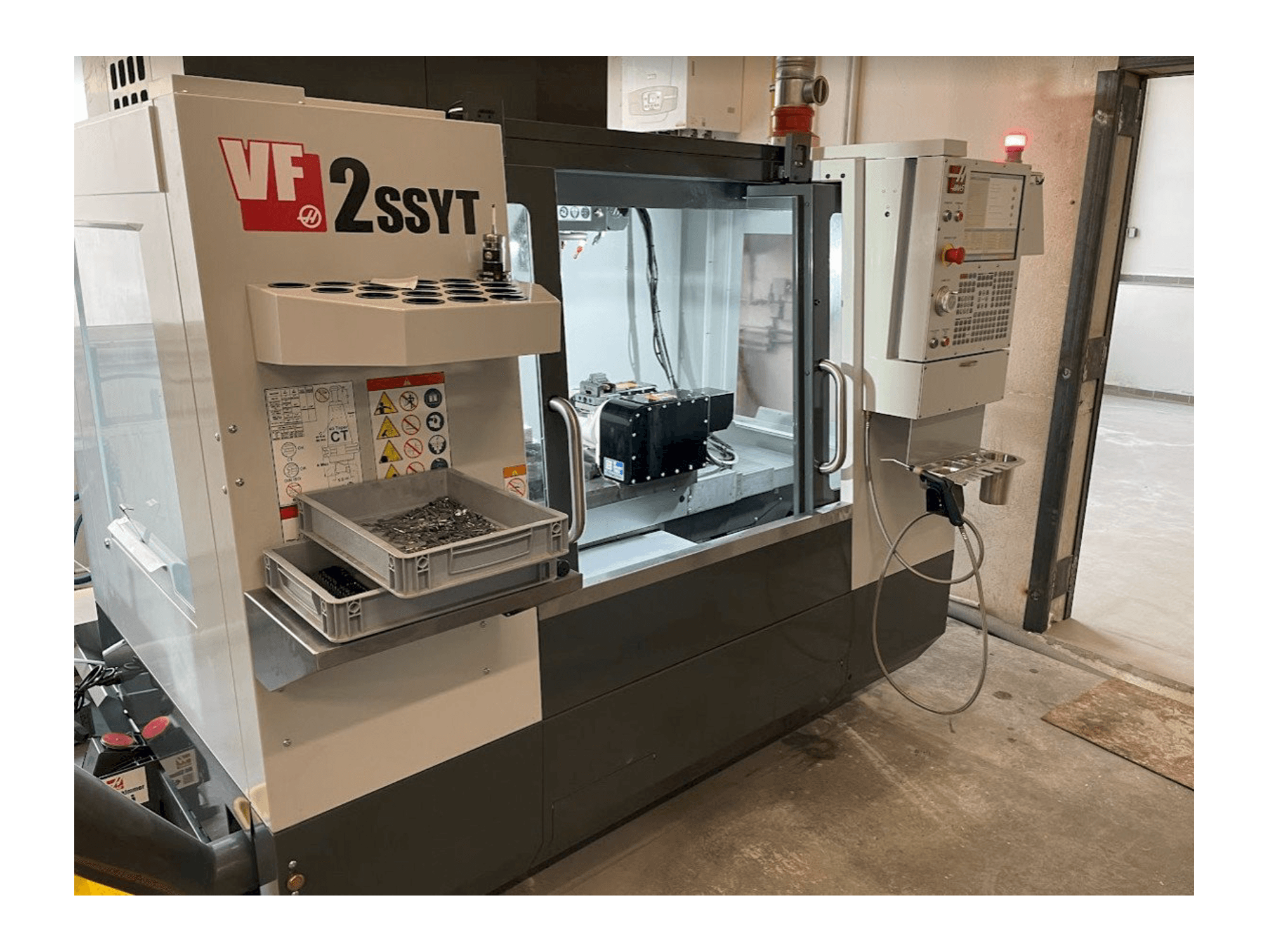 Вид станка HAAS VF-2SSYT спереди