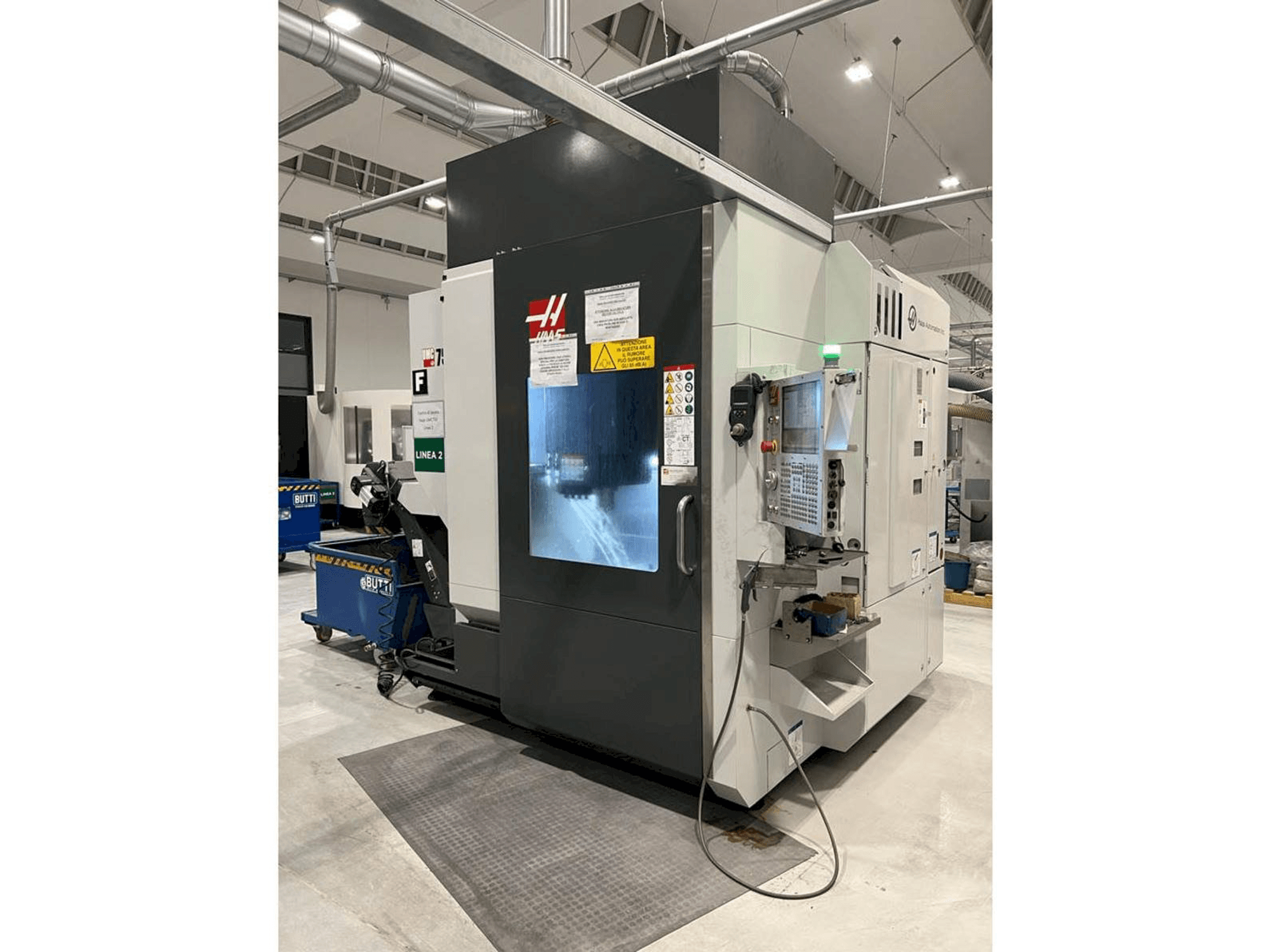Вид станка HAAS UMC 750SS спереди