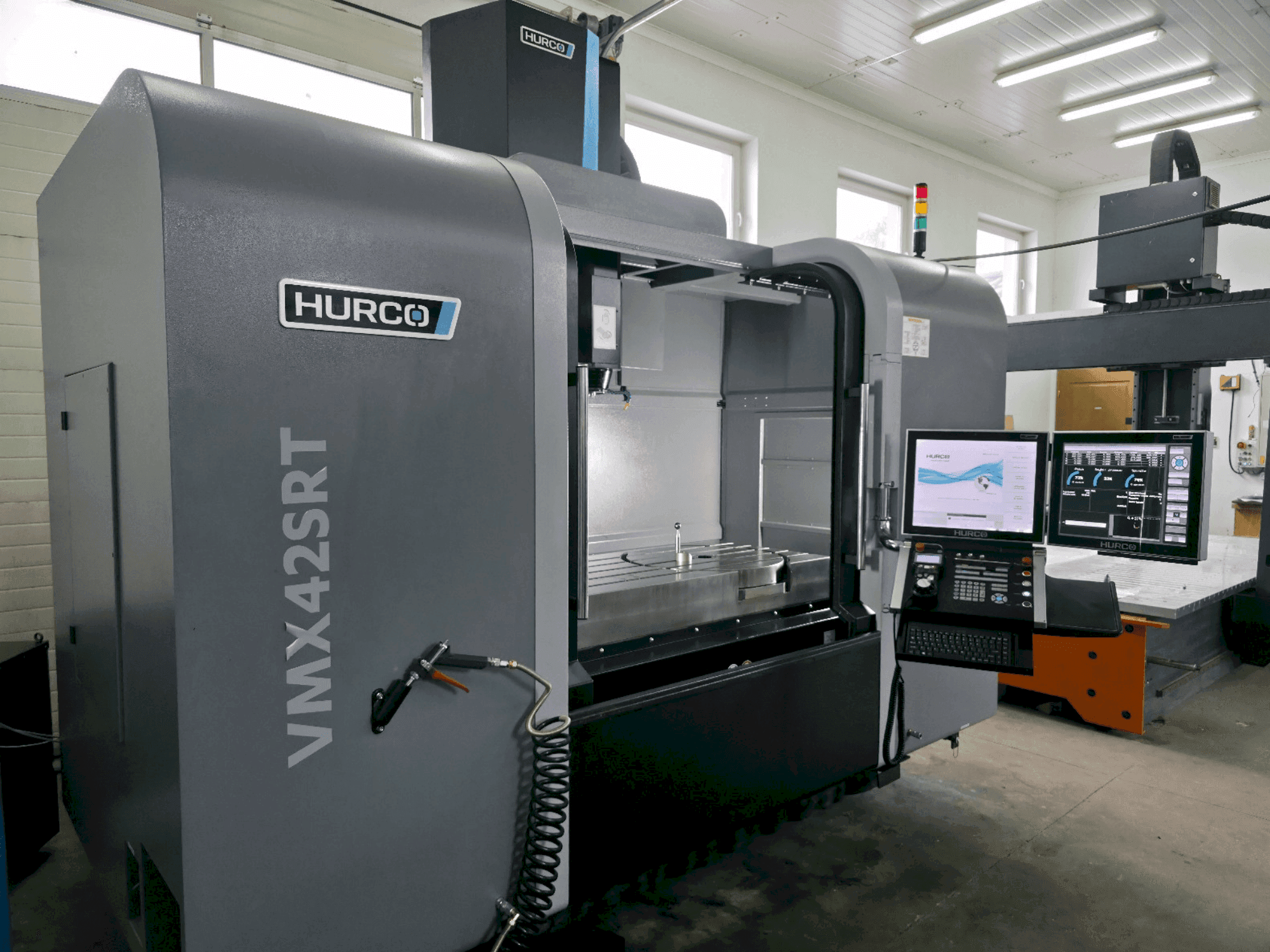Вид станка Hurco VMX 42SRTi спереди