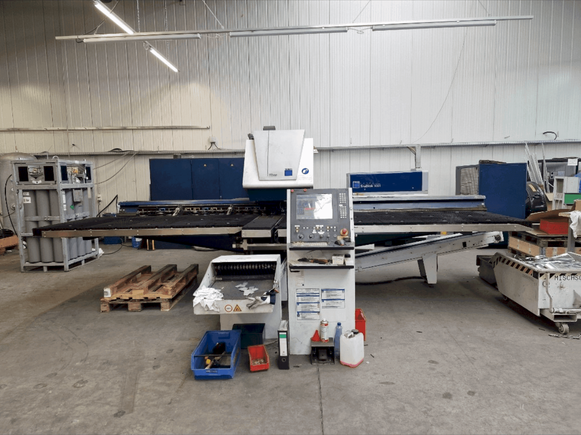 Вид станка TRUMPF TruMatic 3000 Fiber спереди
