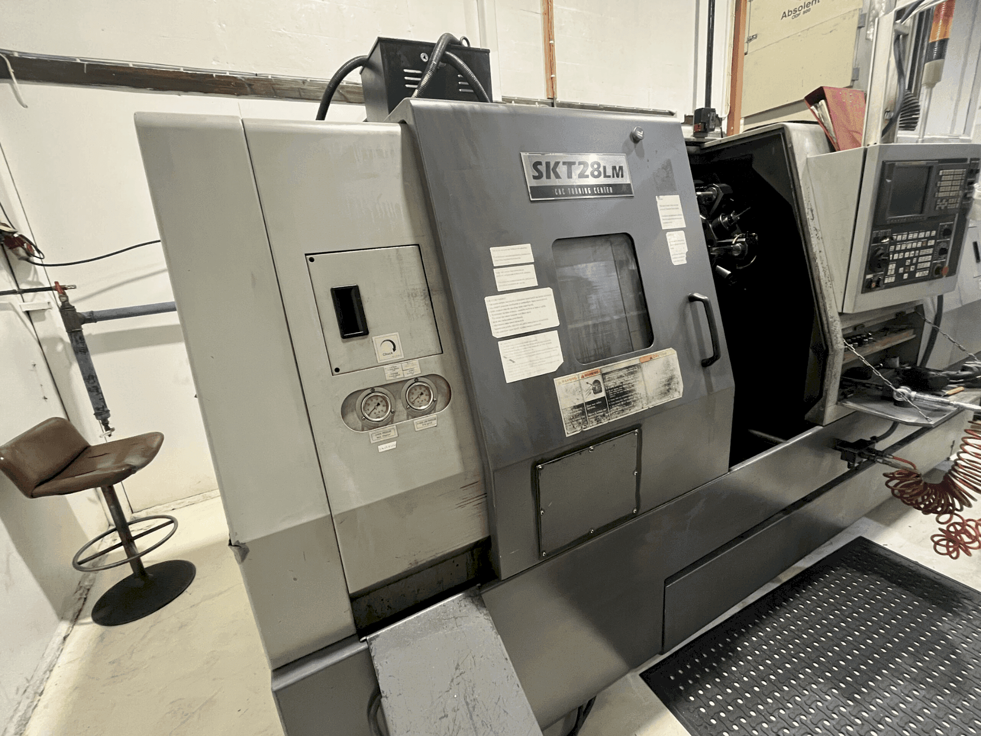 Вид станка Hyundai Kia SKT 28 LM спереди