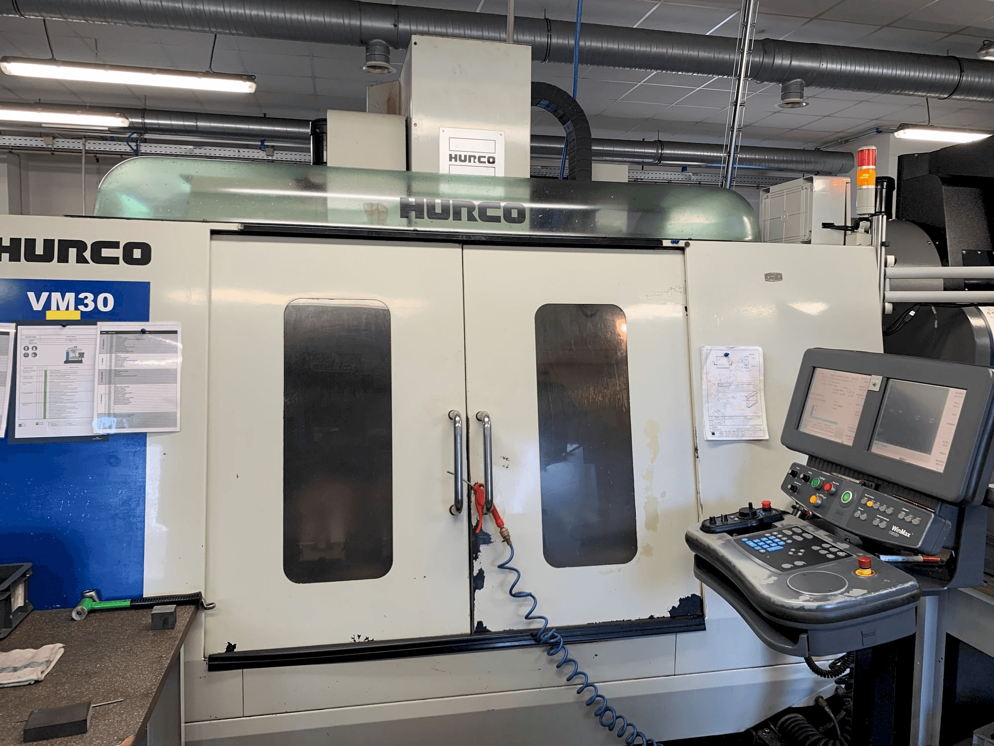 Вид станка Hurco VM30 спереди