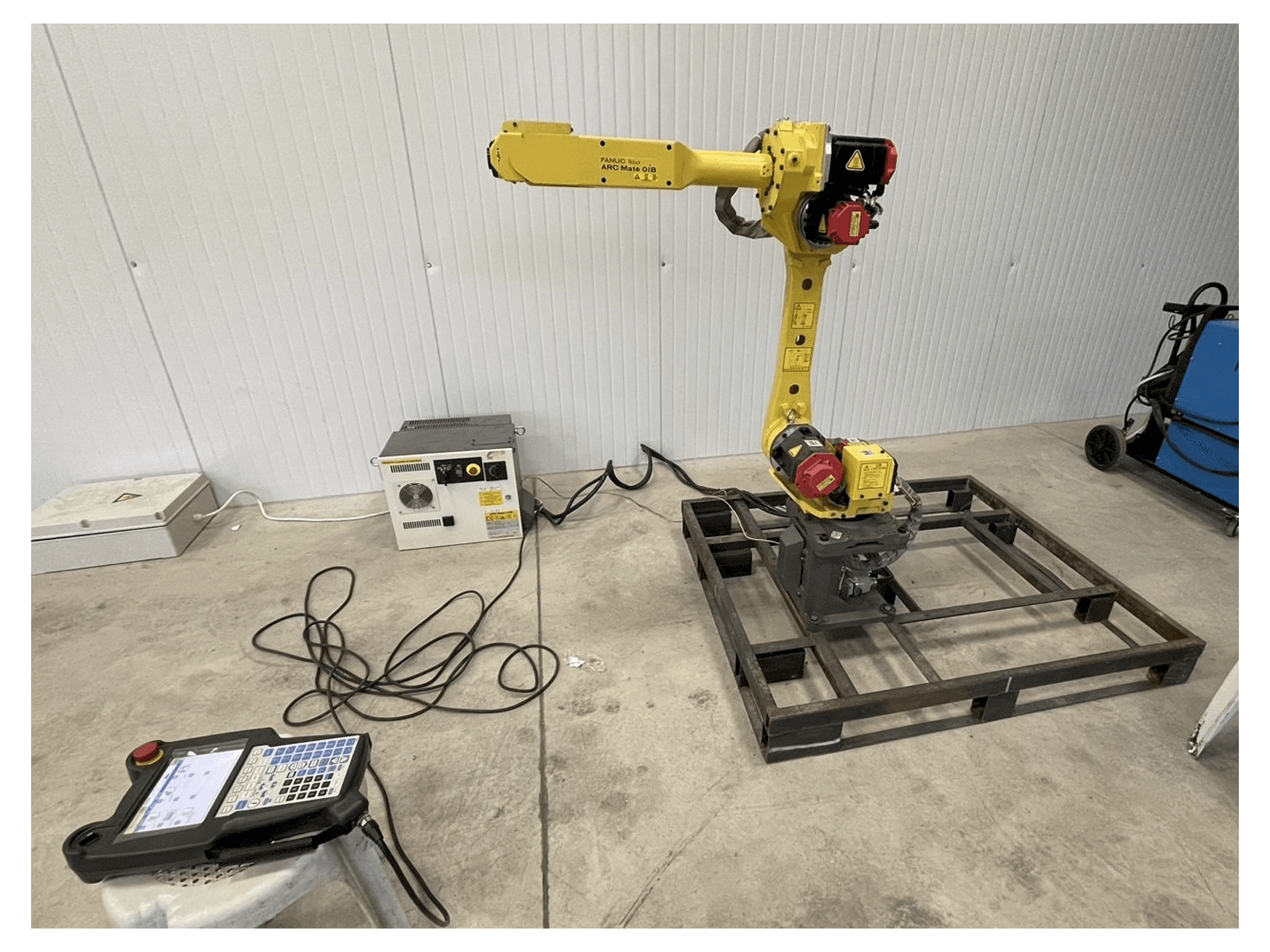 Вид станка FANUC Arc mate 0iB спереди