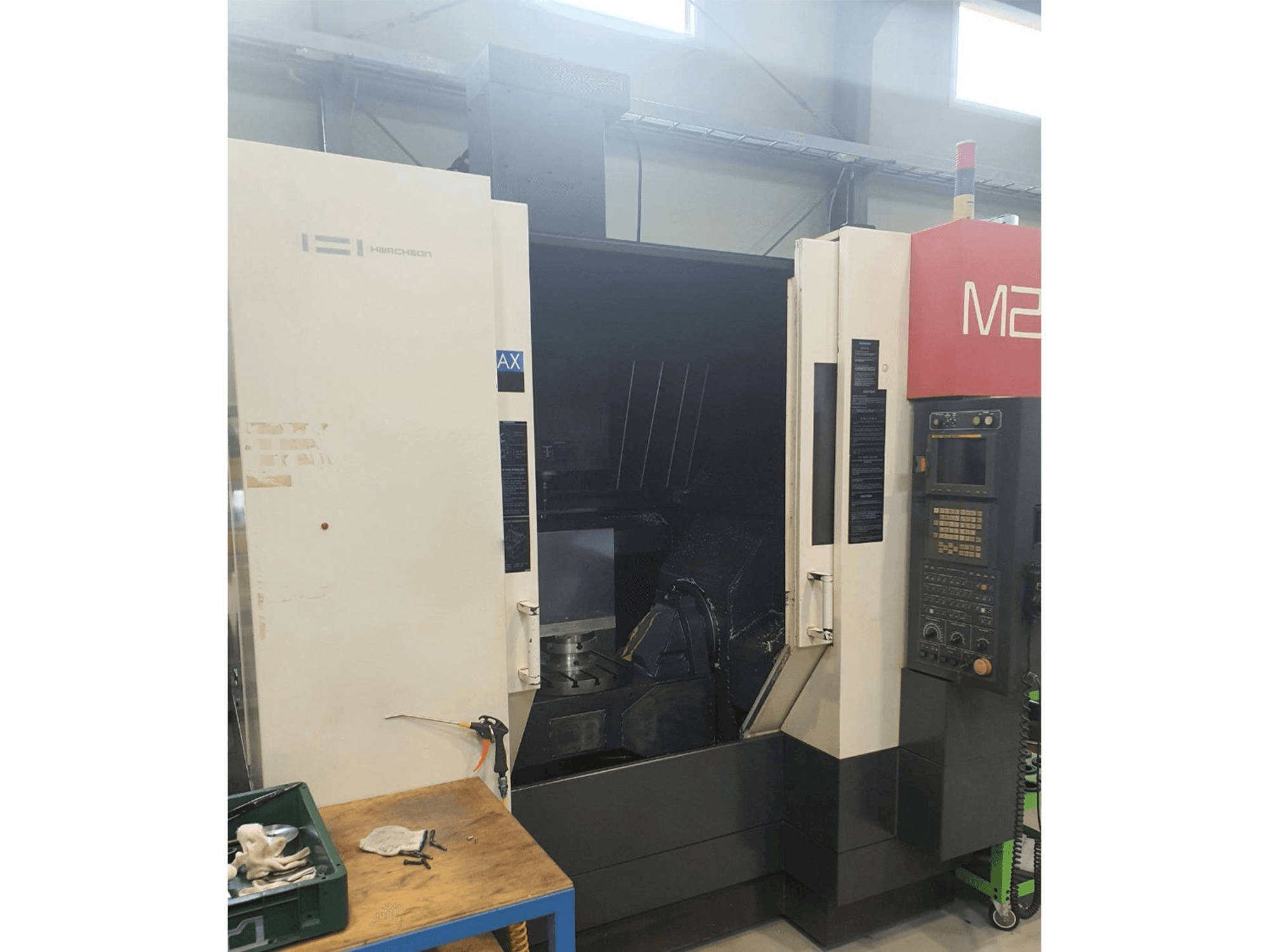 Вид станка HWACHEON M2 спереди