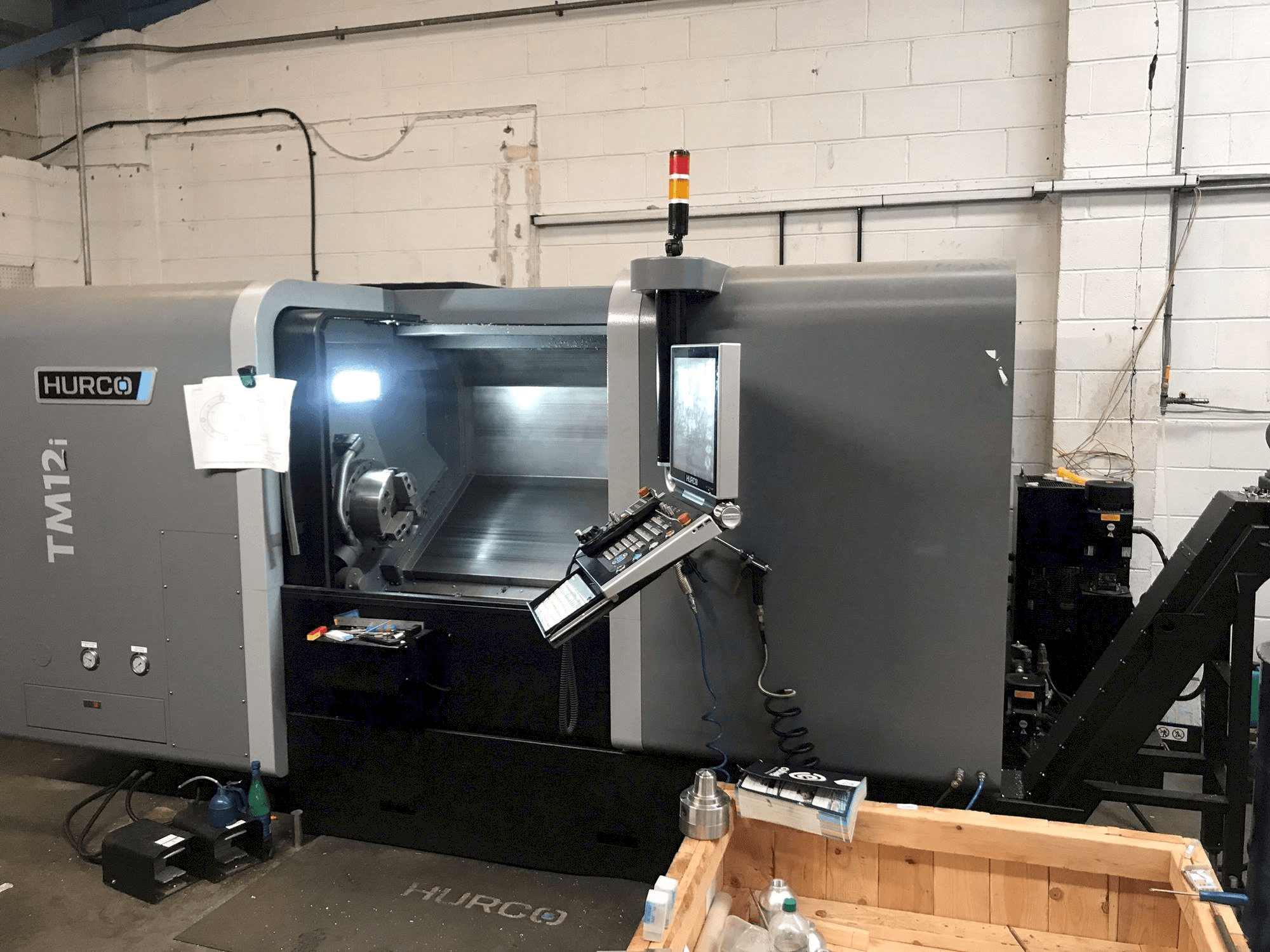 Вид станка Hurco TM12i спереди