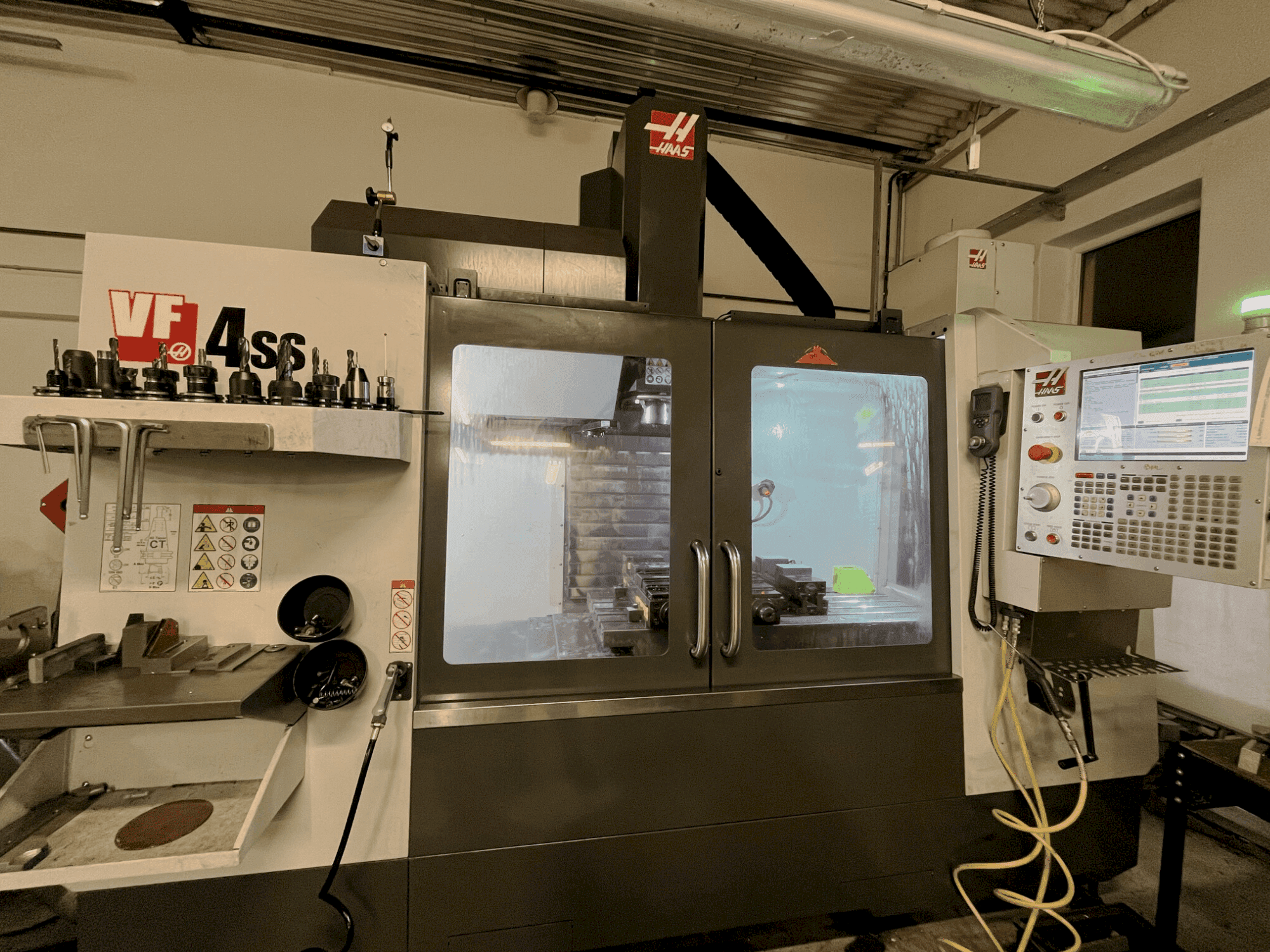Вид станка HAAS VF4-SS спереди
