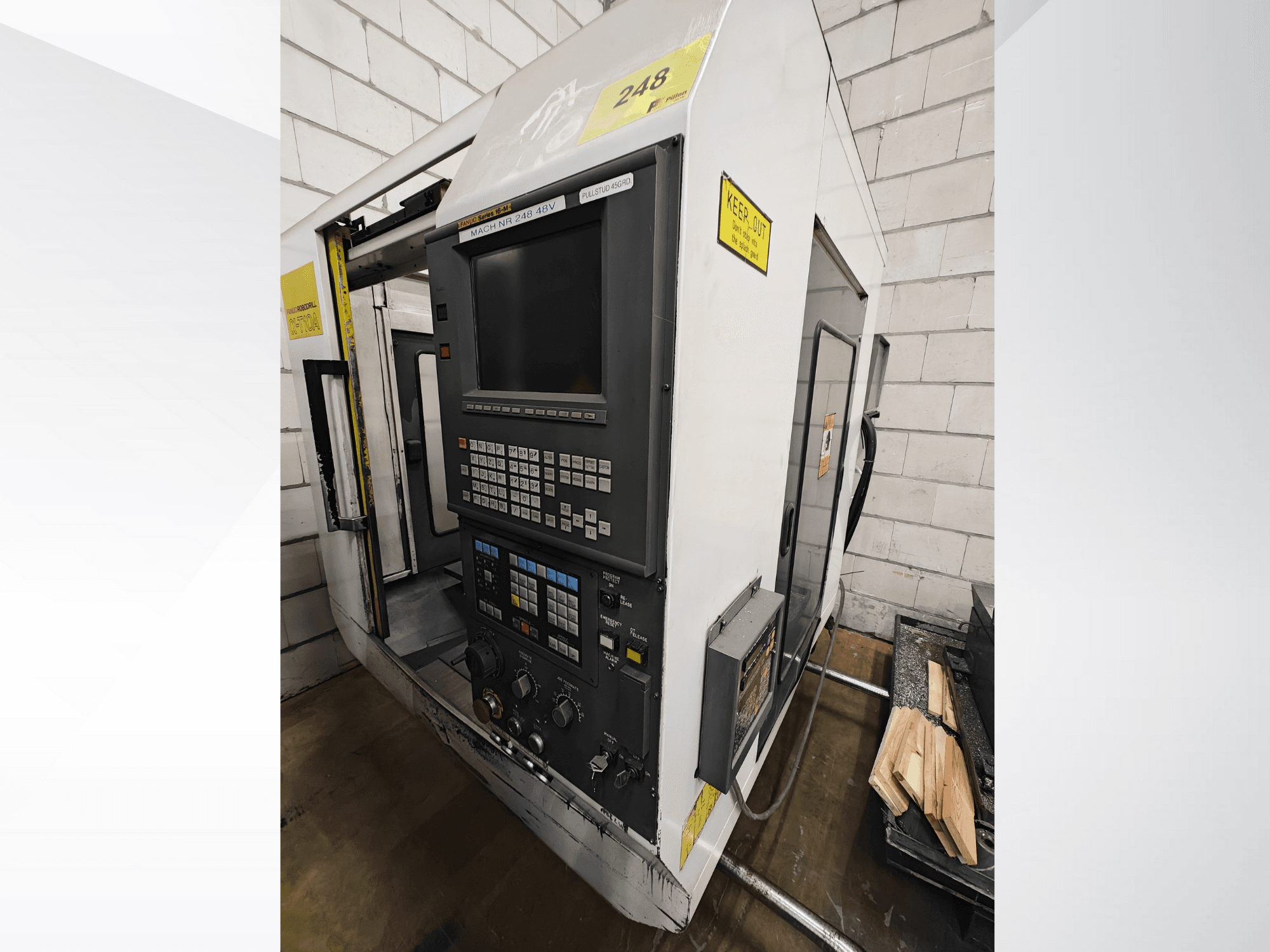 Модель станка с ЧПУ Nr 248, вид спереди, панель управления с кнопками и дисплеем, деревянные детали на полке рядом.