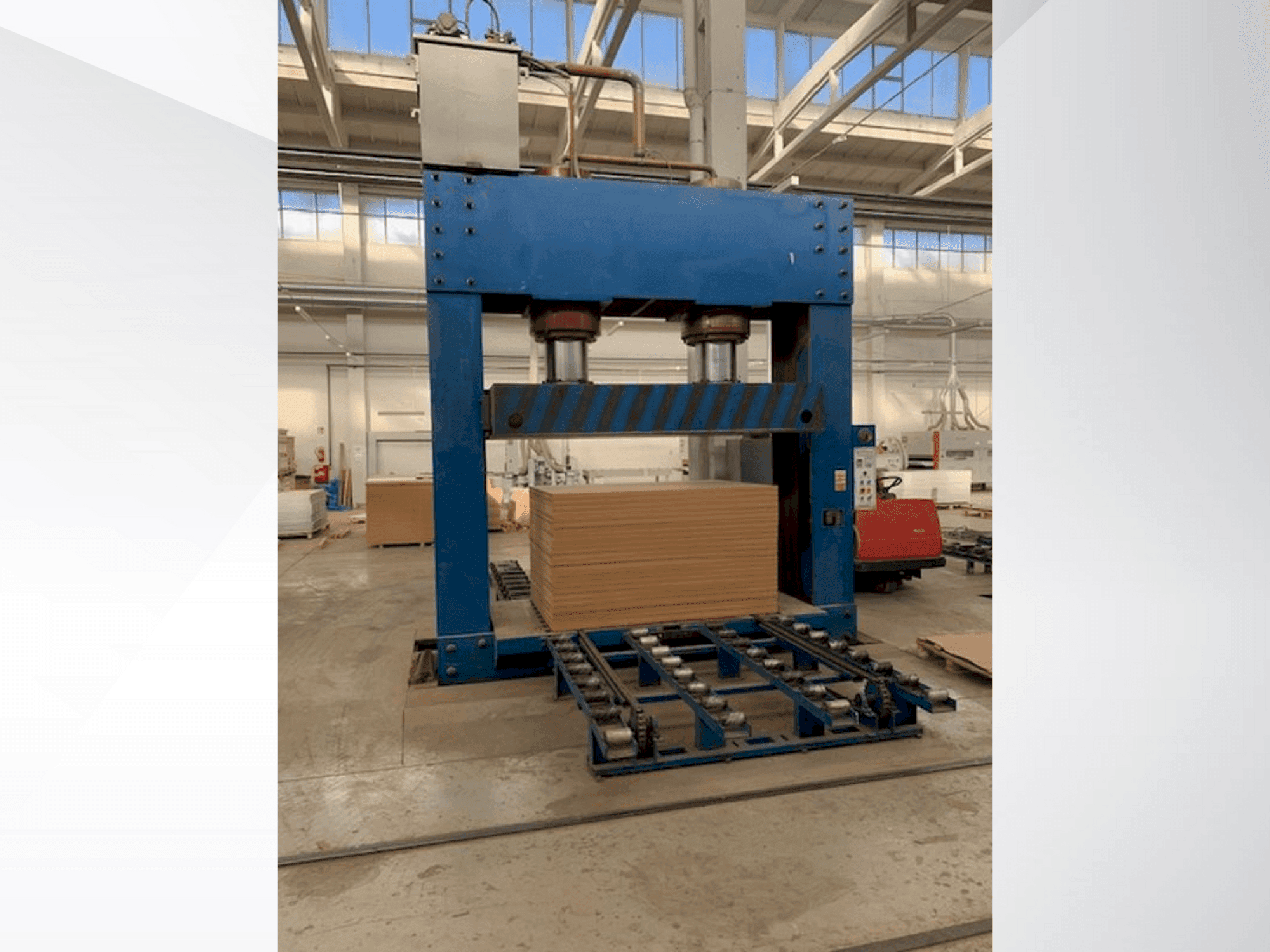 Вид станка LINYI JIANZHONG WOOD MACIHNERY JJC-CP спереди