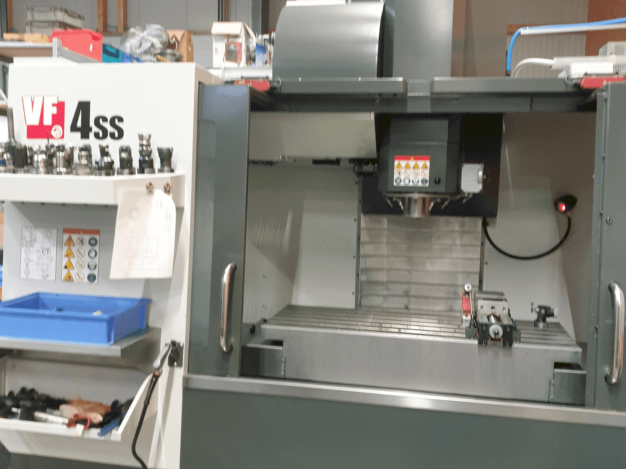 Вид станка HAAS VF 4 SS спереди